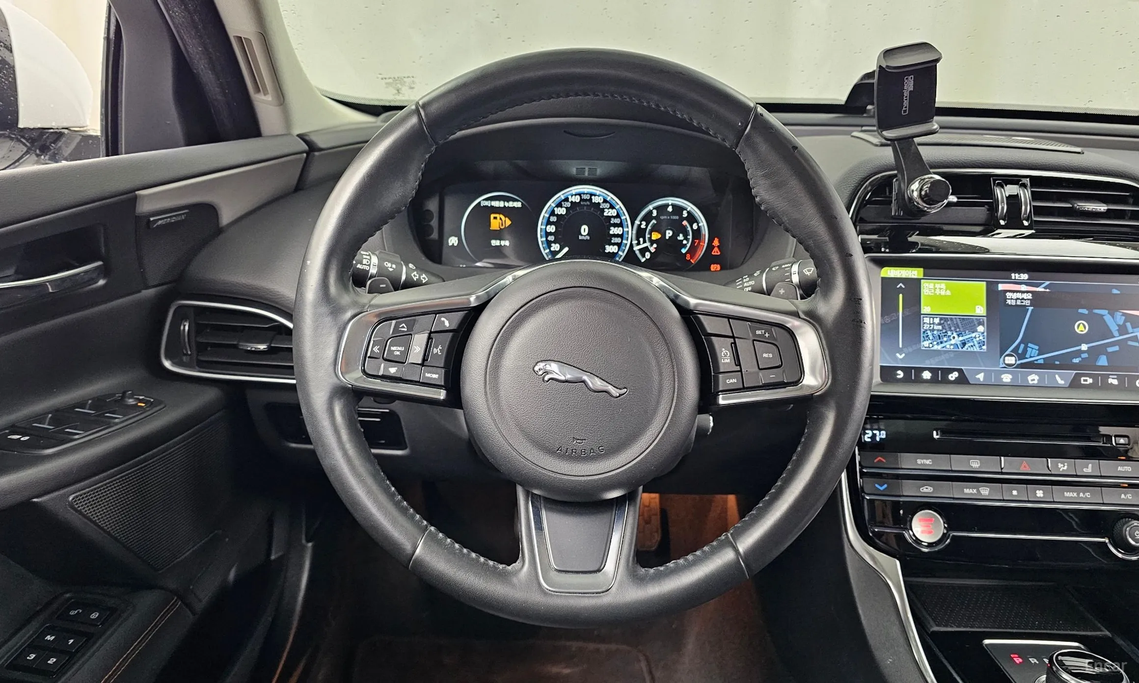 Jaguar XE превью 13