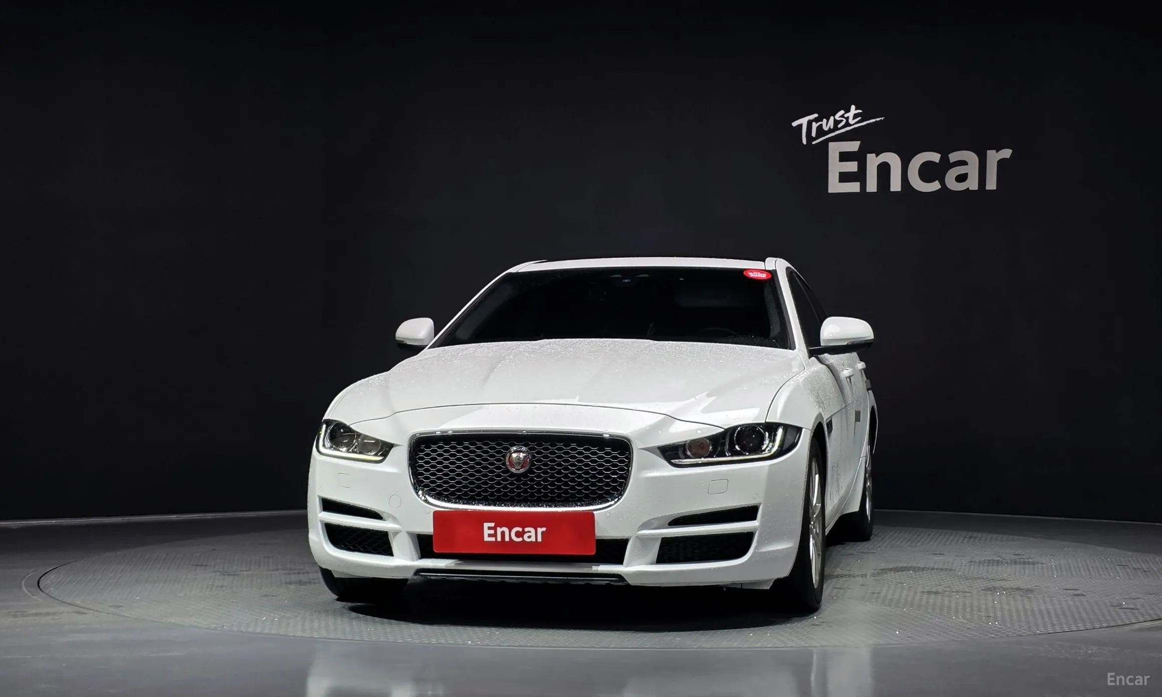 Jaguar XE превью 3