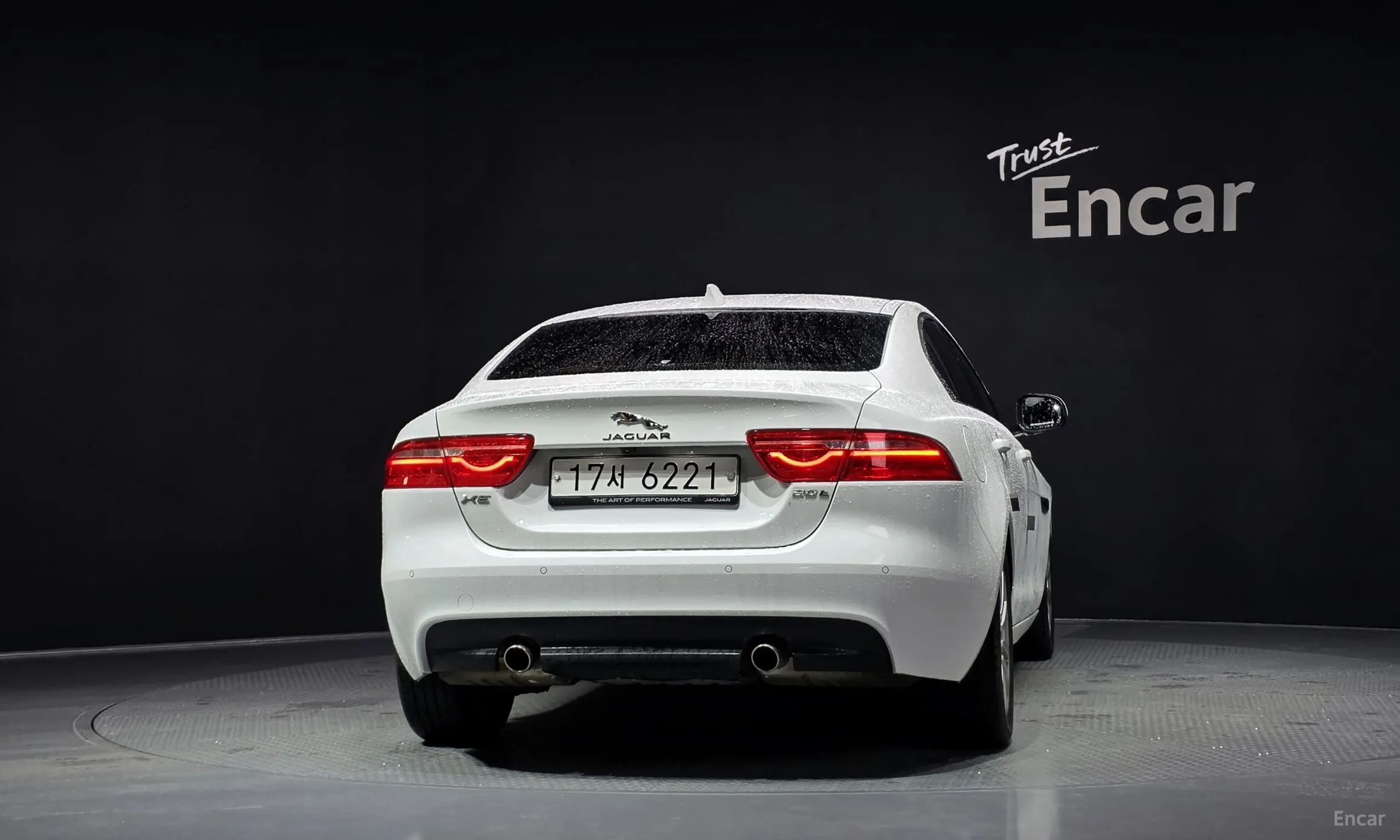Jaguar XE превью 4