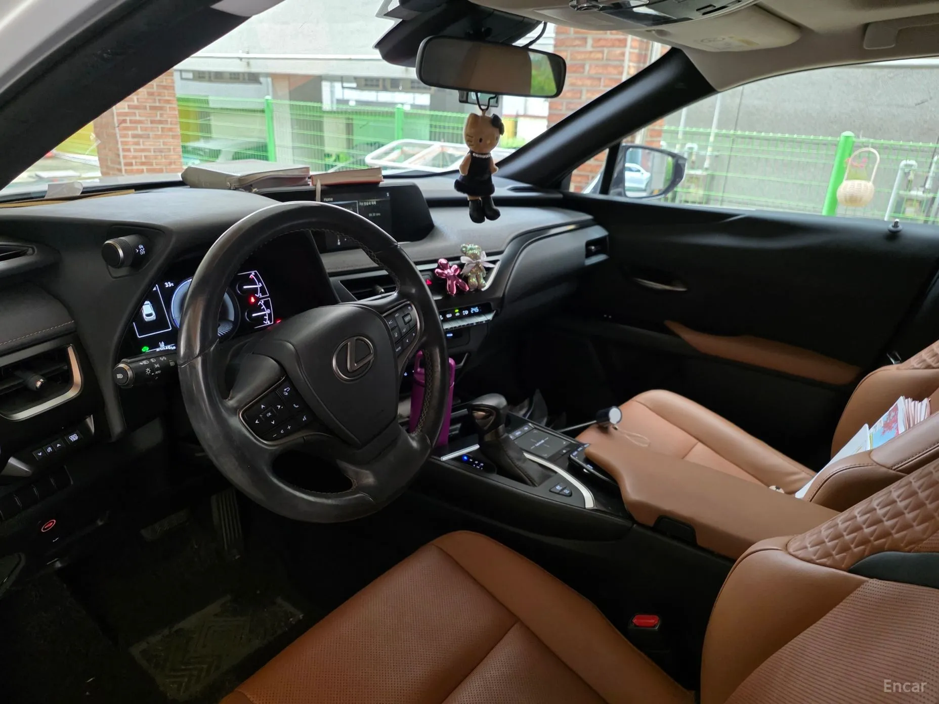 Lexus UX250h превью 14