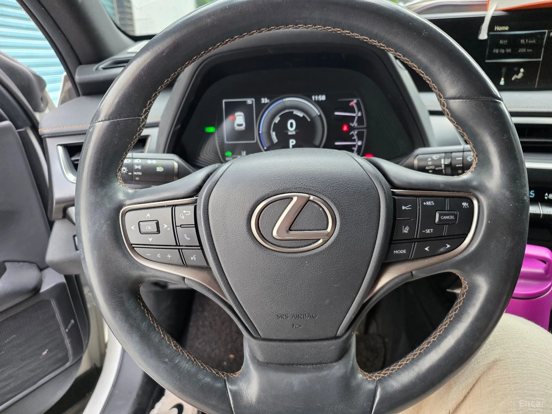 Lexus UX250h превью 20