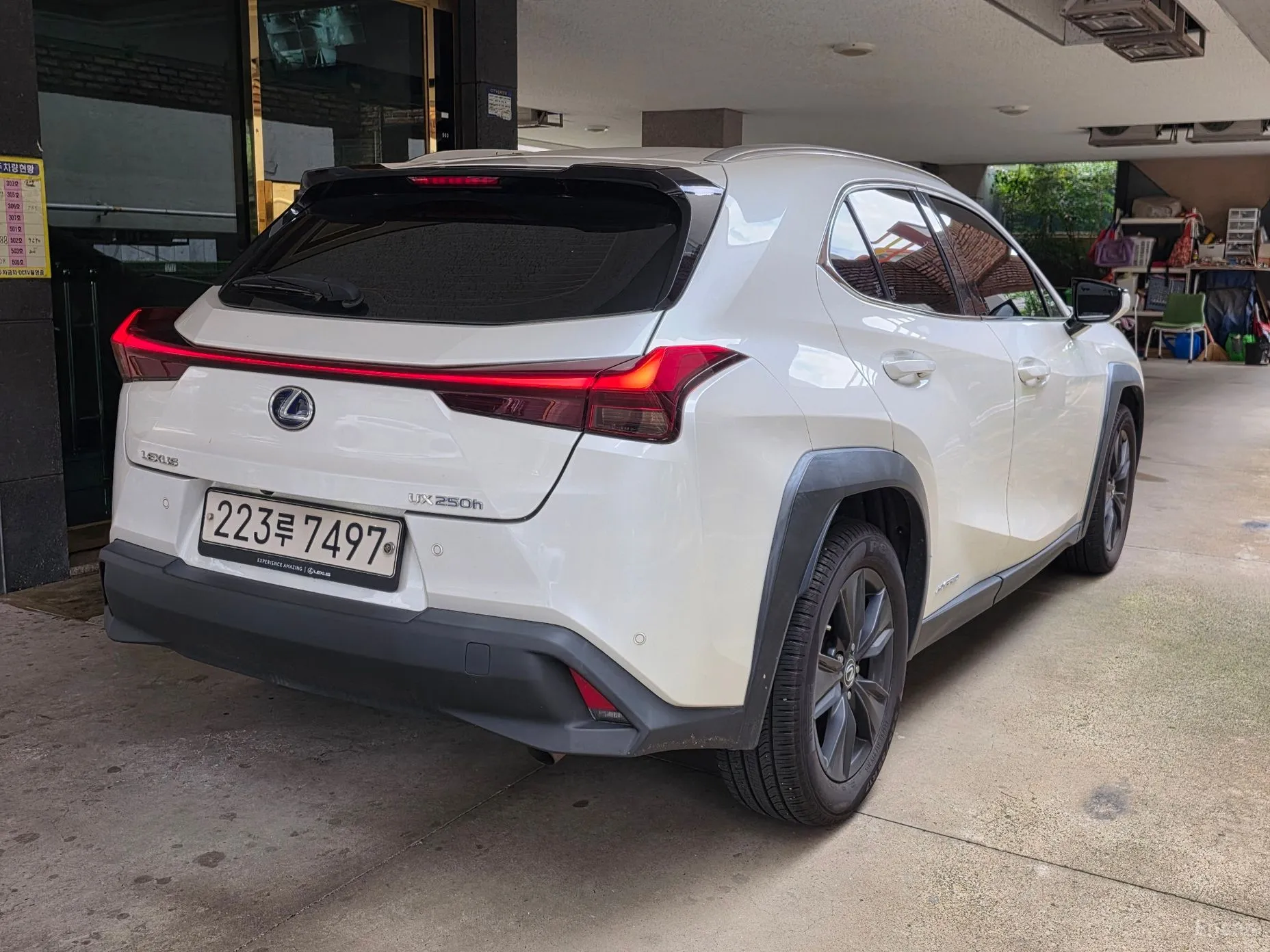 Lexus UX250h превью 4