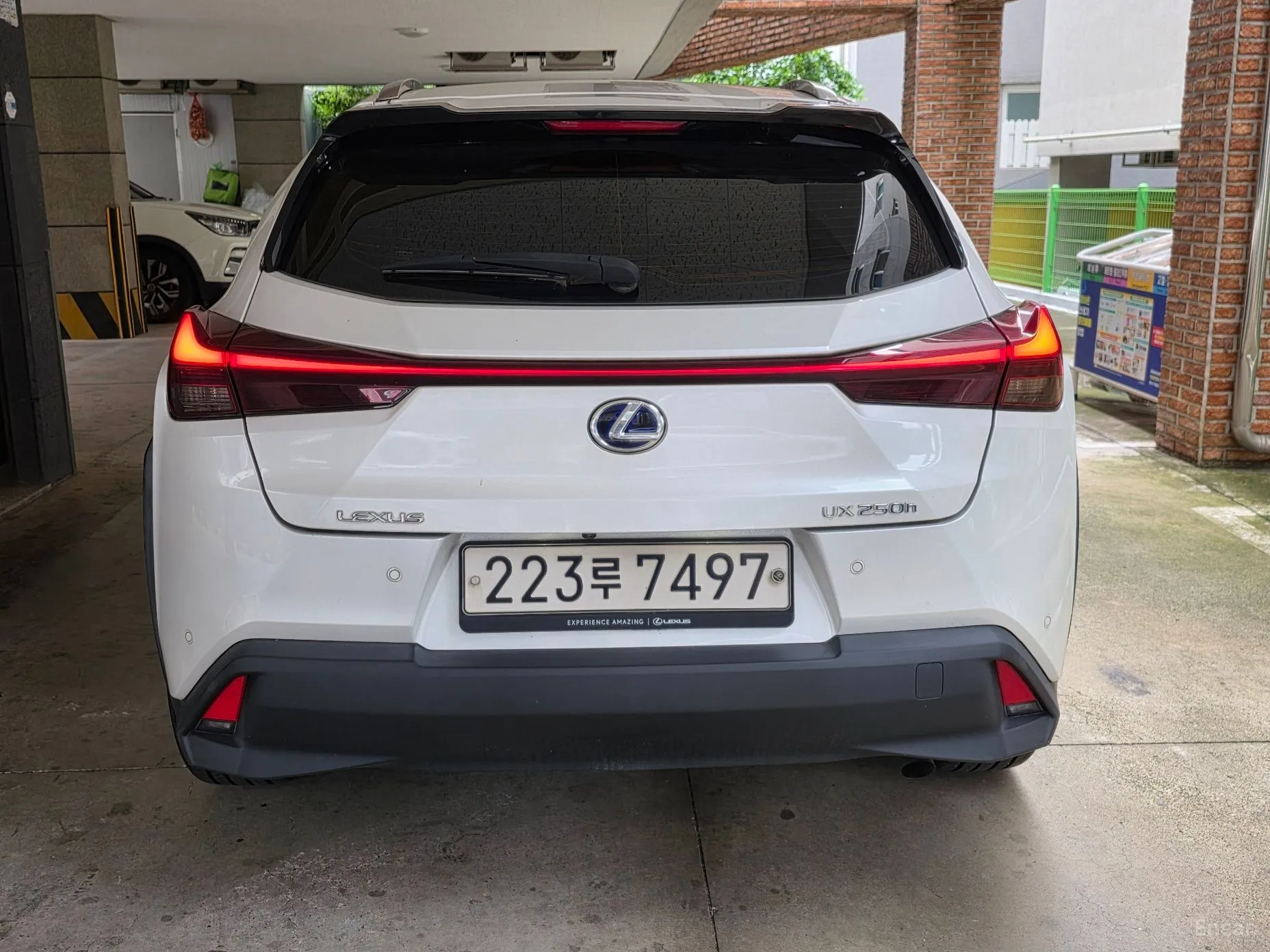 Lexus UX250h превью 6