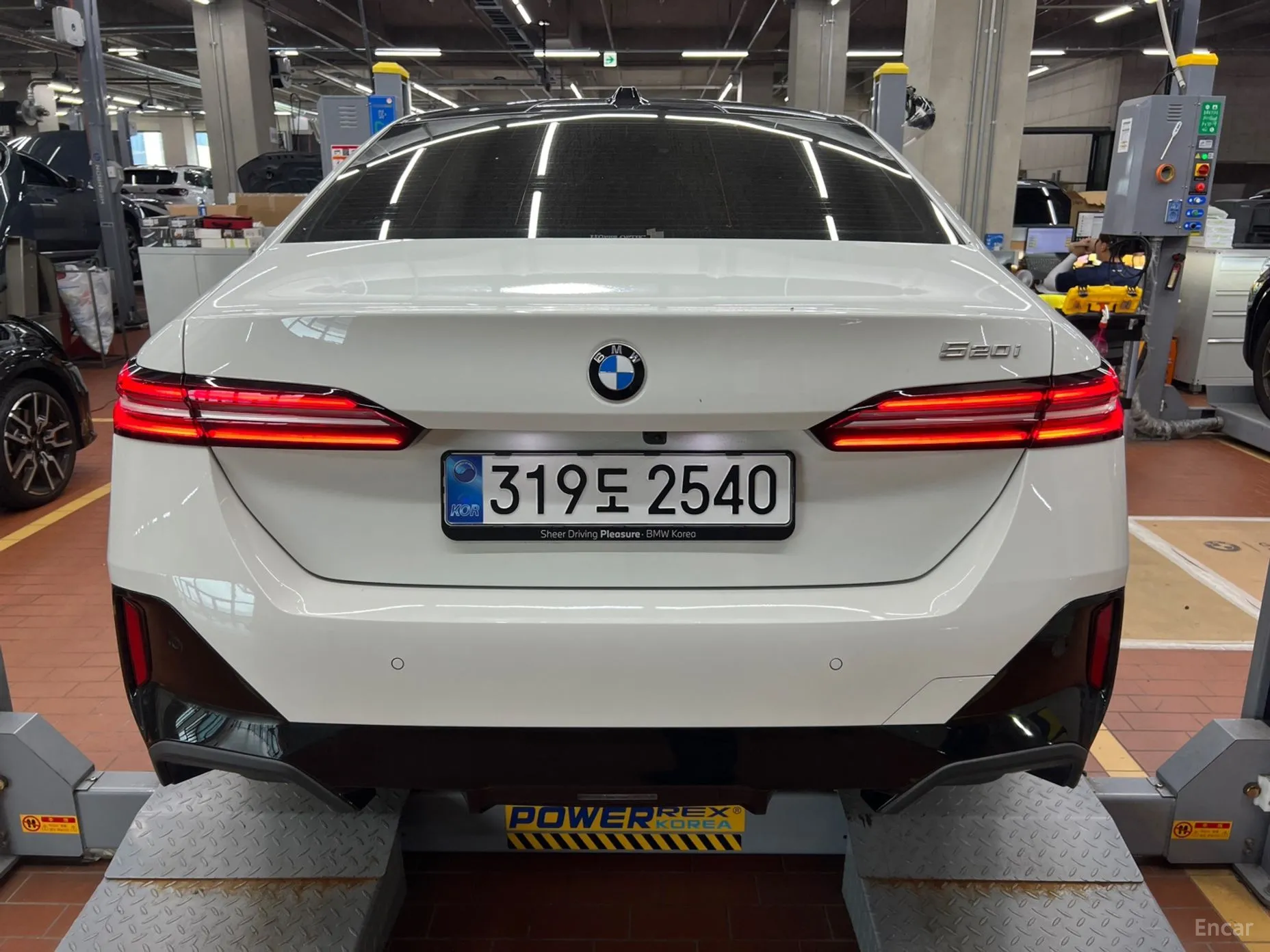 BMW 5 Series (G60) превью 4