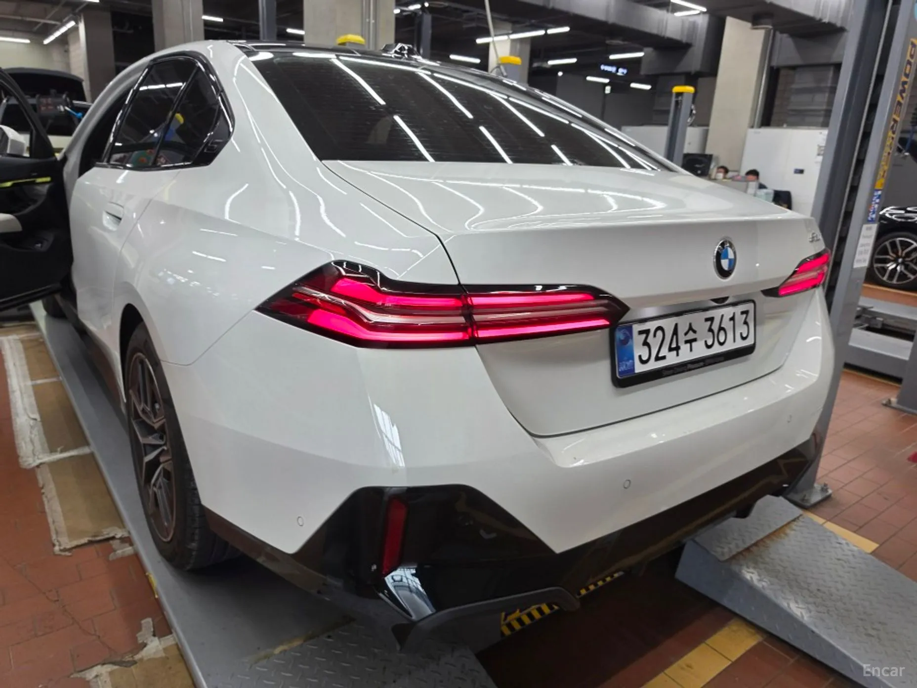 BMW 5 Series (G60) превью 3