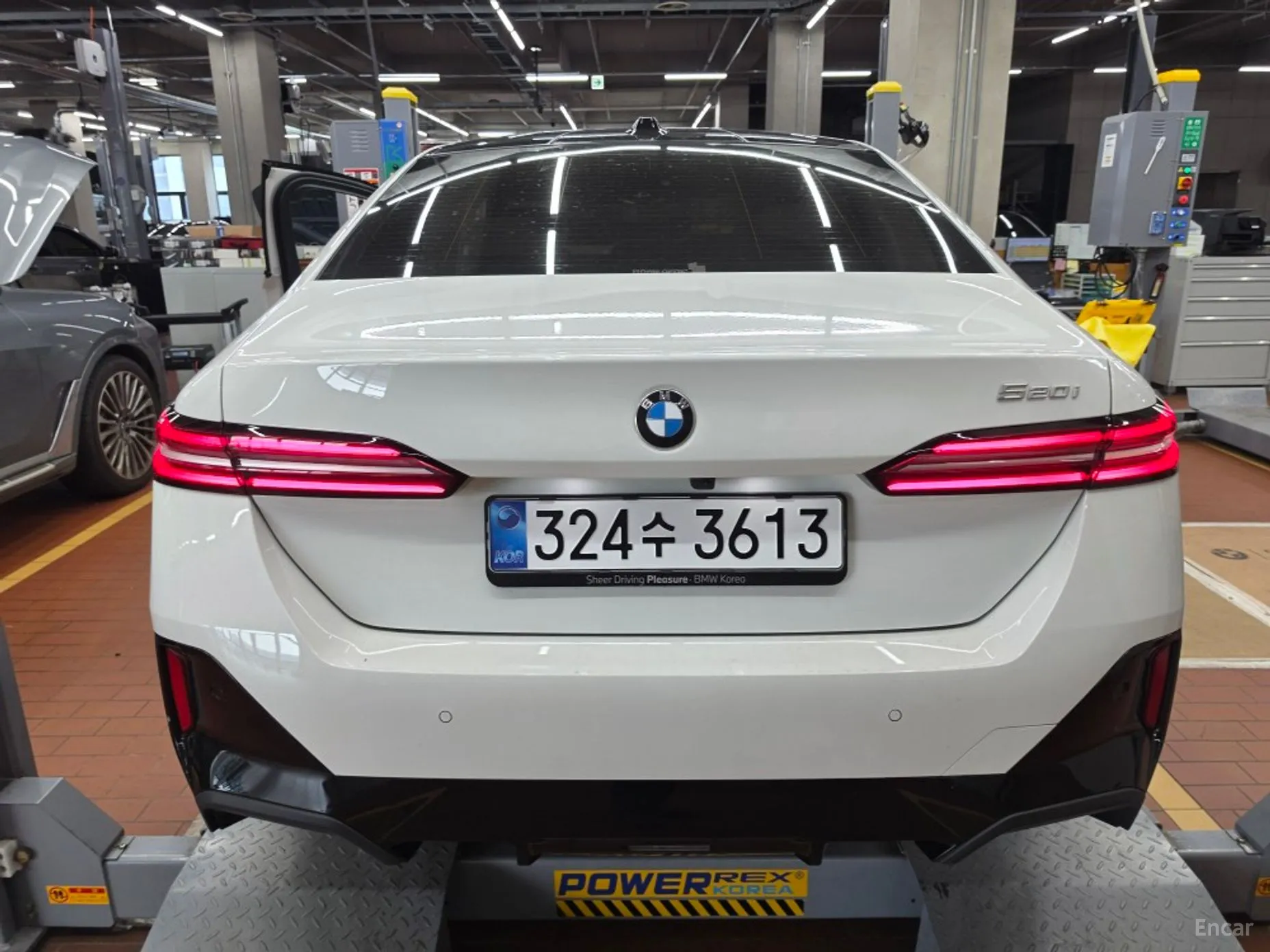 BMW 5 Series (G60) превью 4