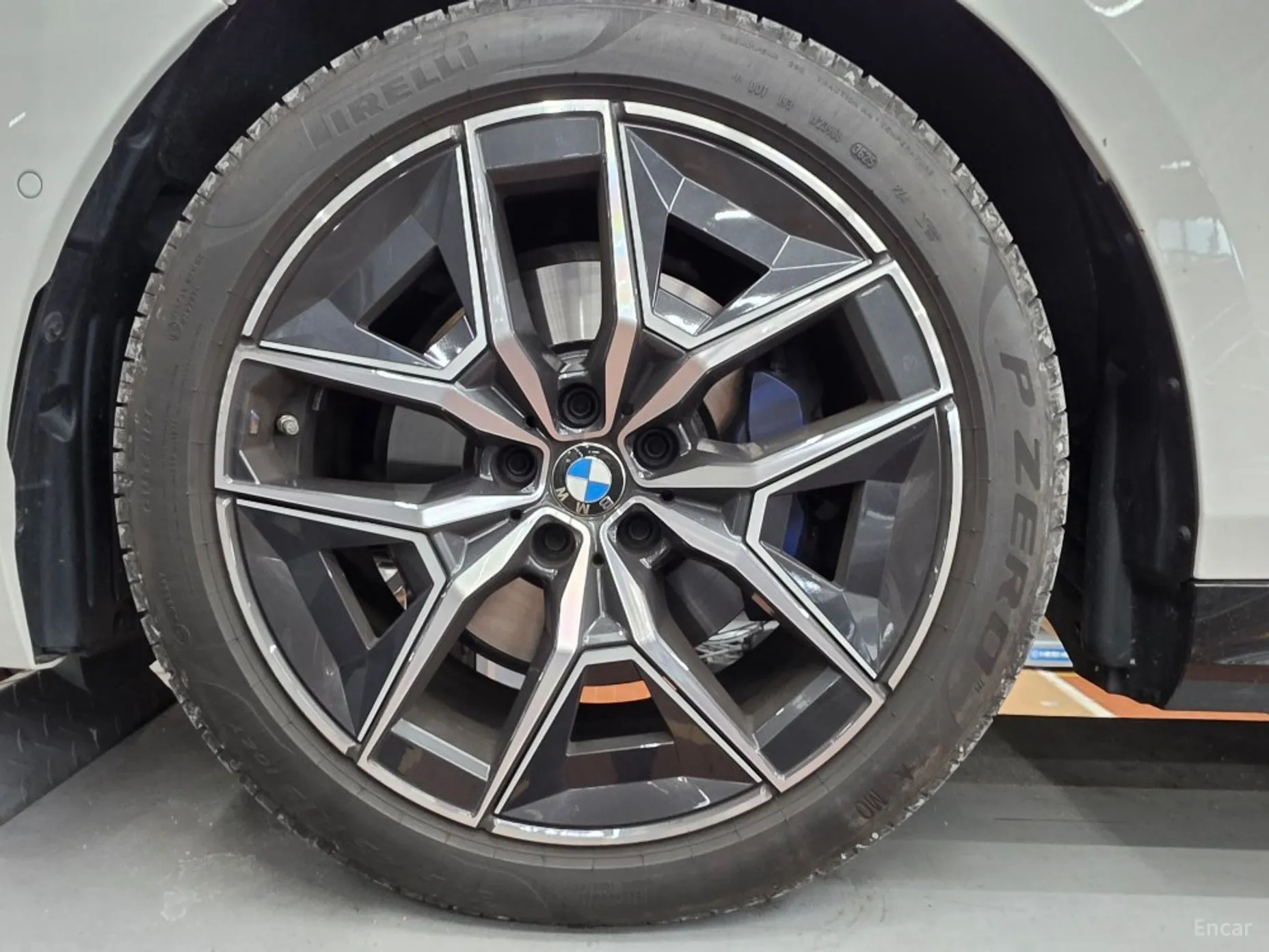 BMW 5 Series (G60) превью 8