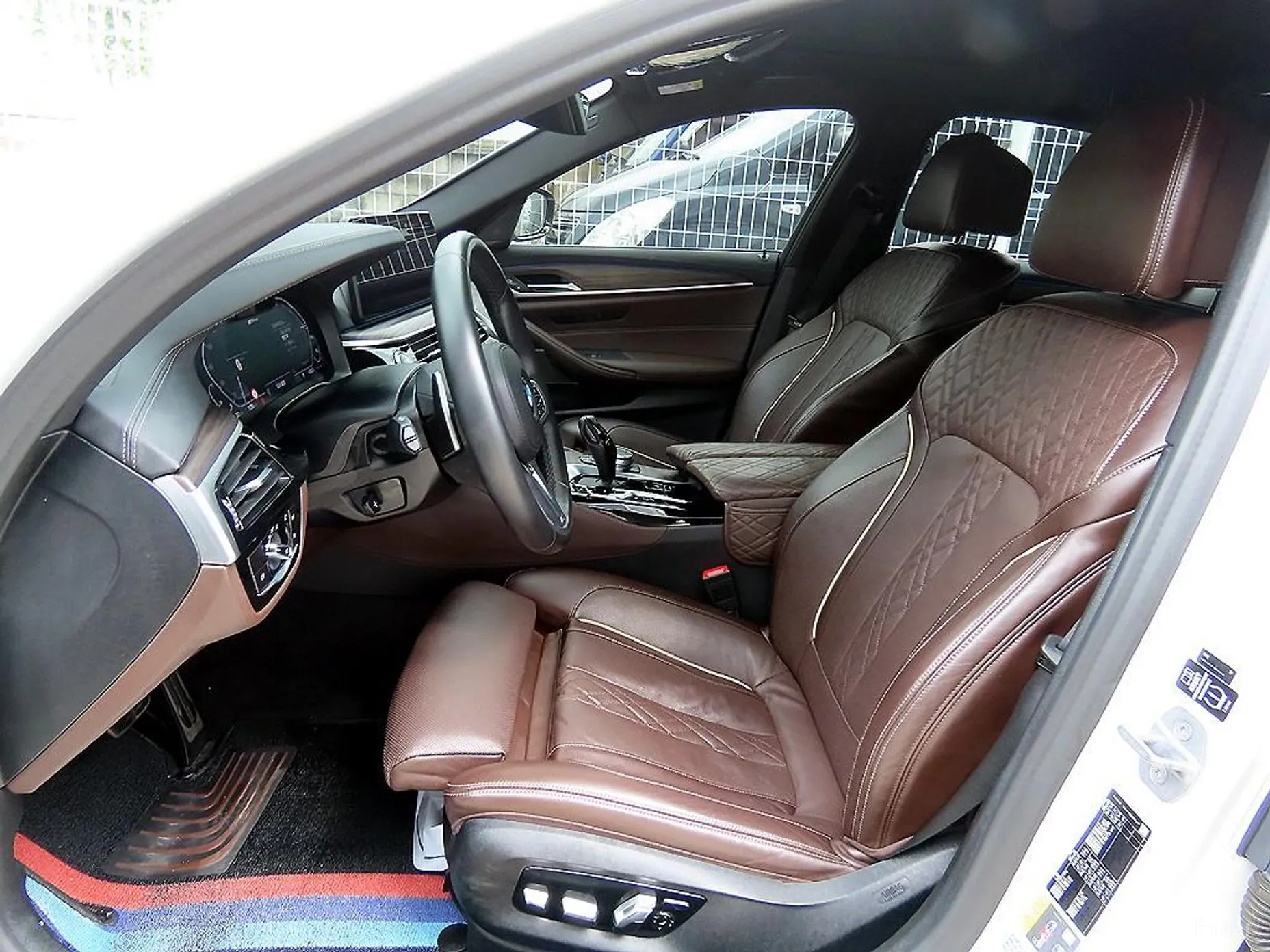 BMW 5 Series (G30) превью 19