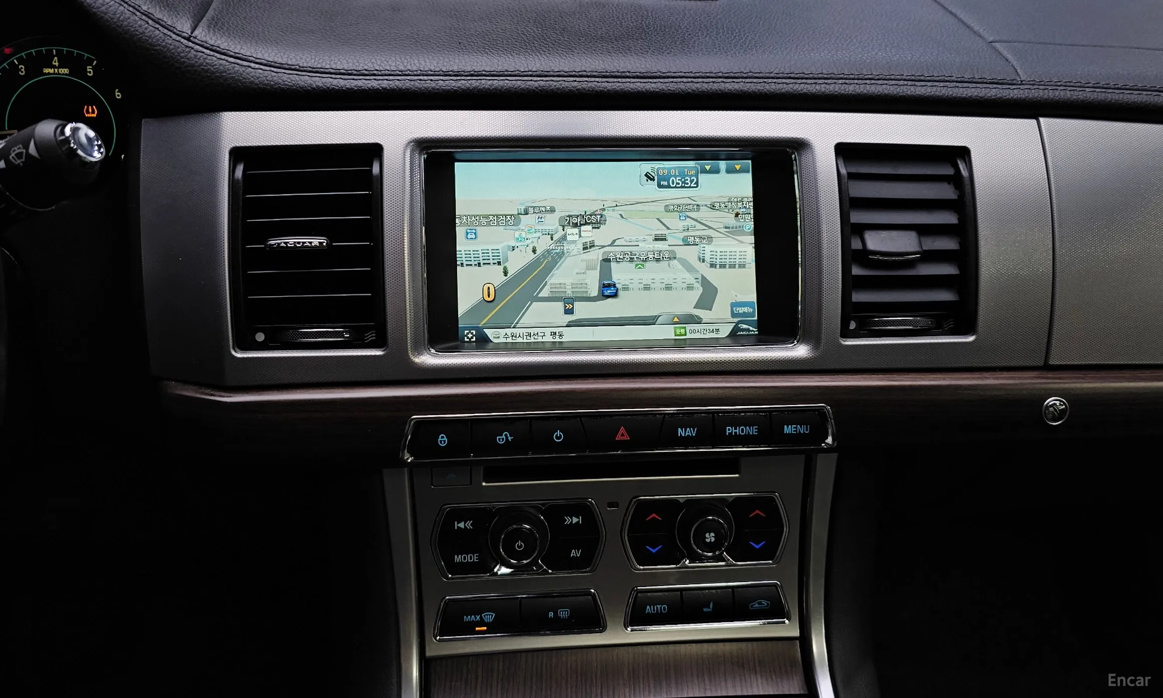 Jaguar New XF превью 13