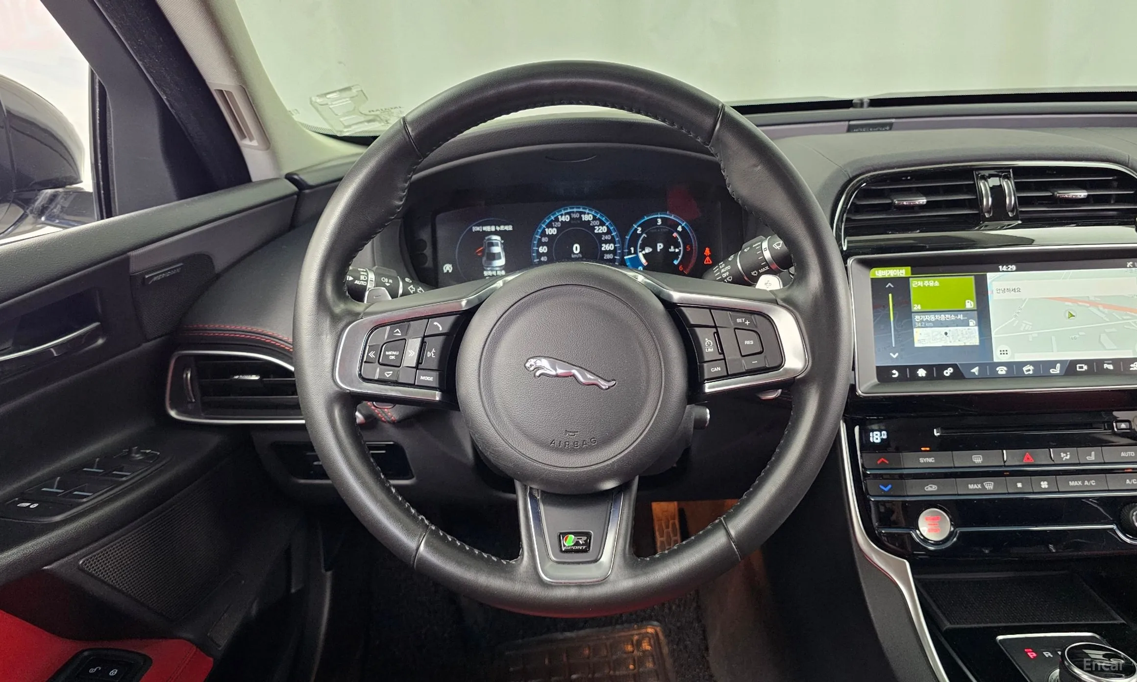 Jaguar XE превью 13