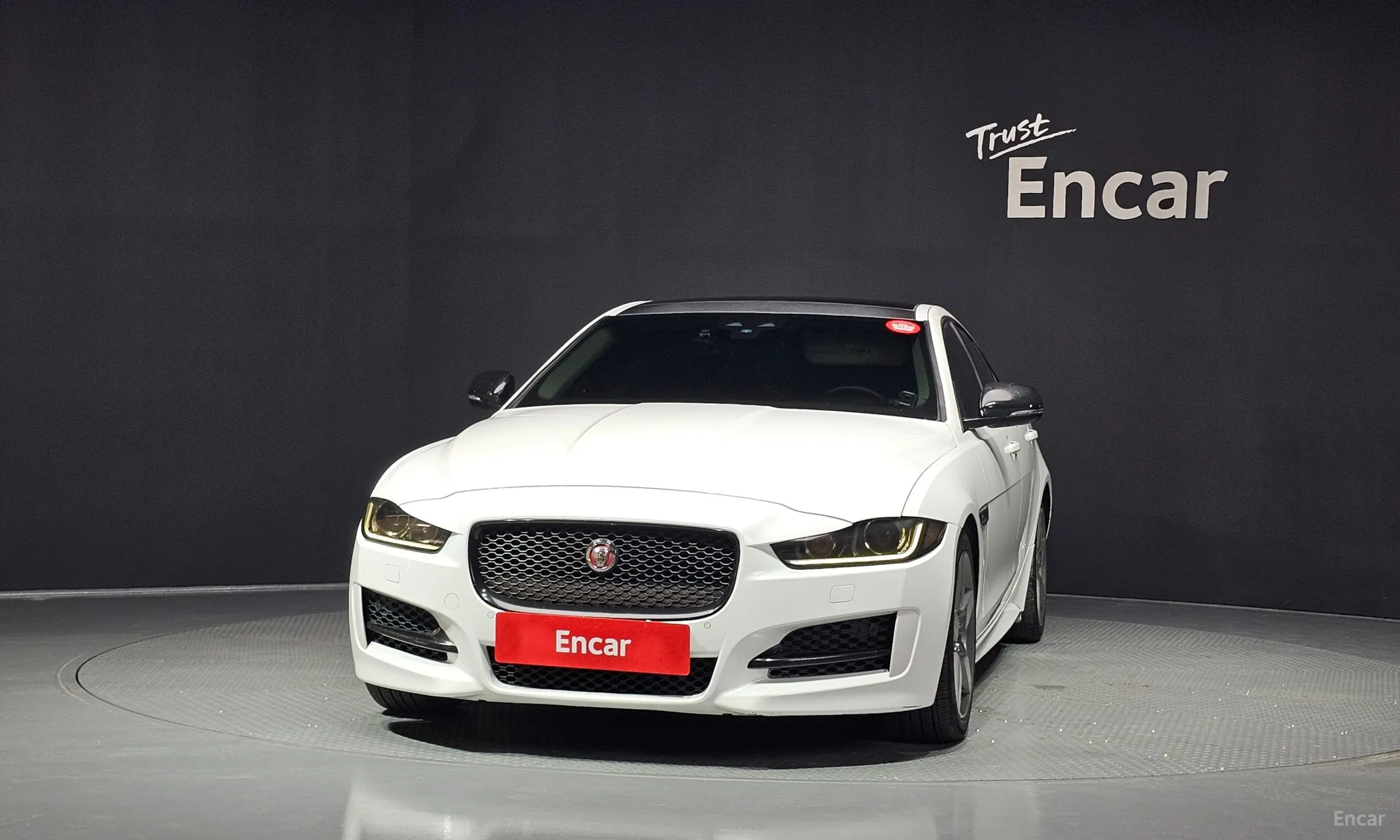 Jaguar XE превью 3