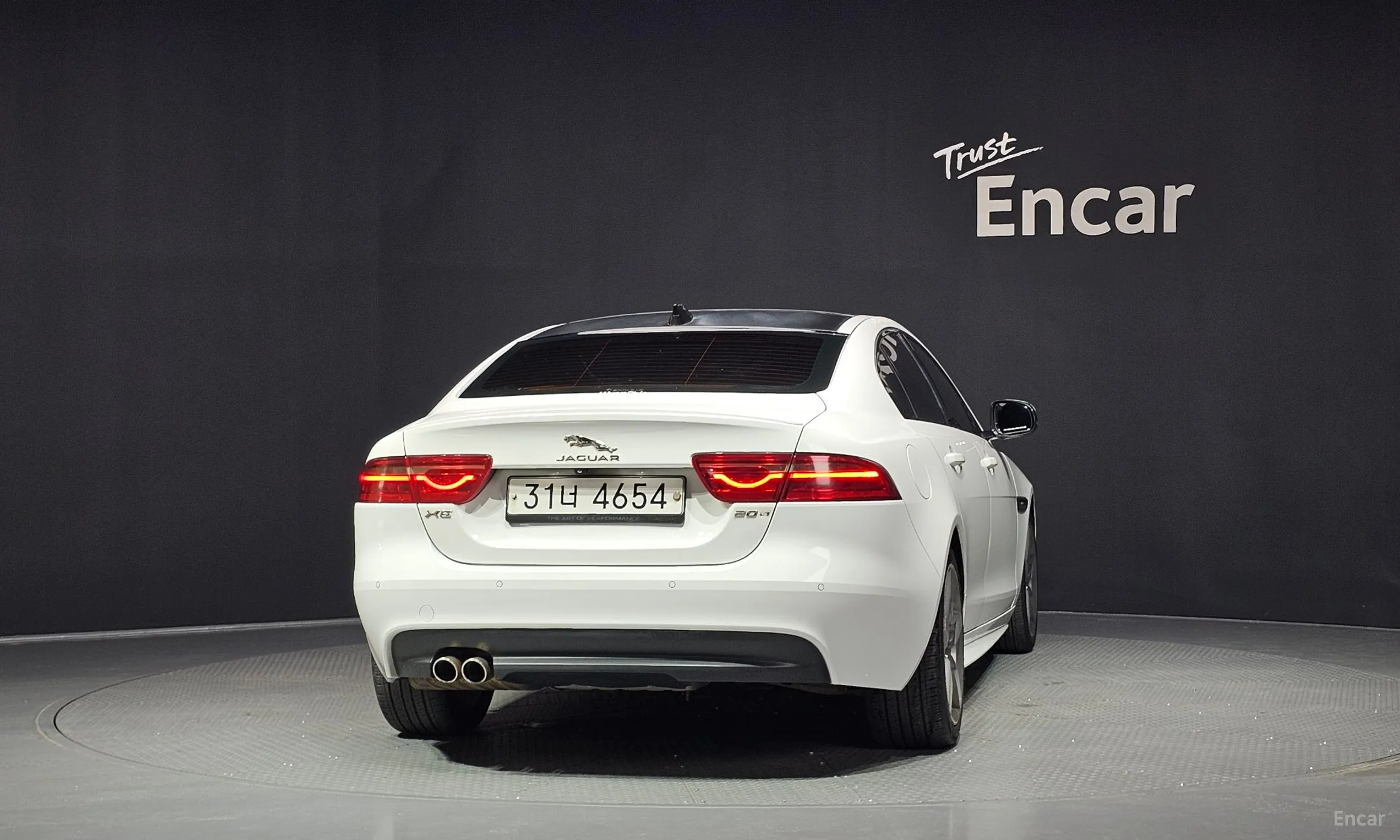 Jaguar XE превью 4