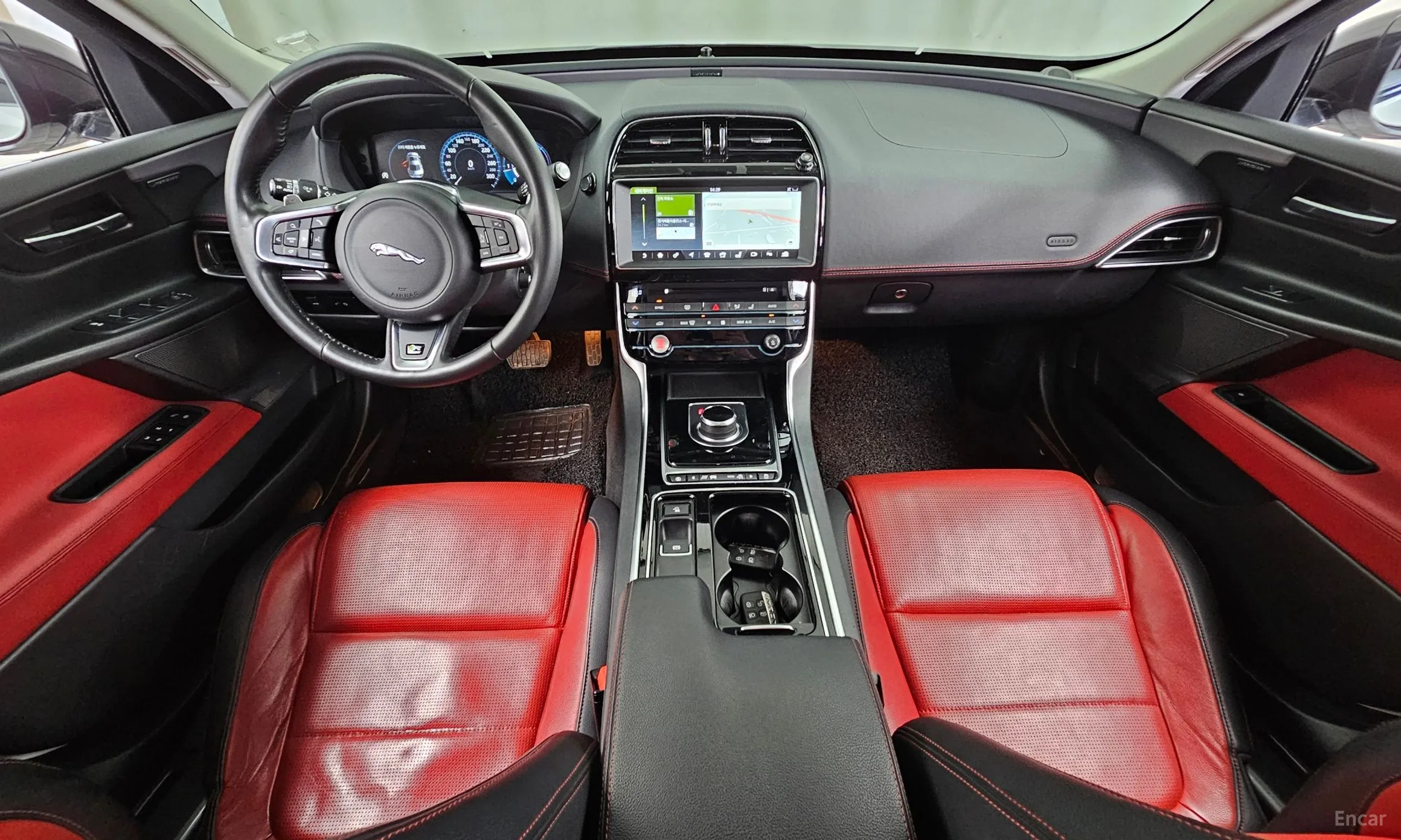 Jaguar XE превью 7
