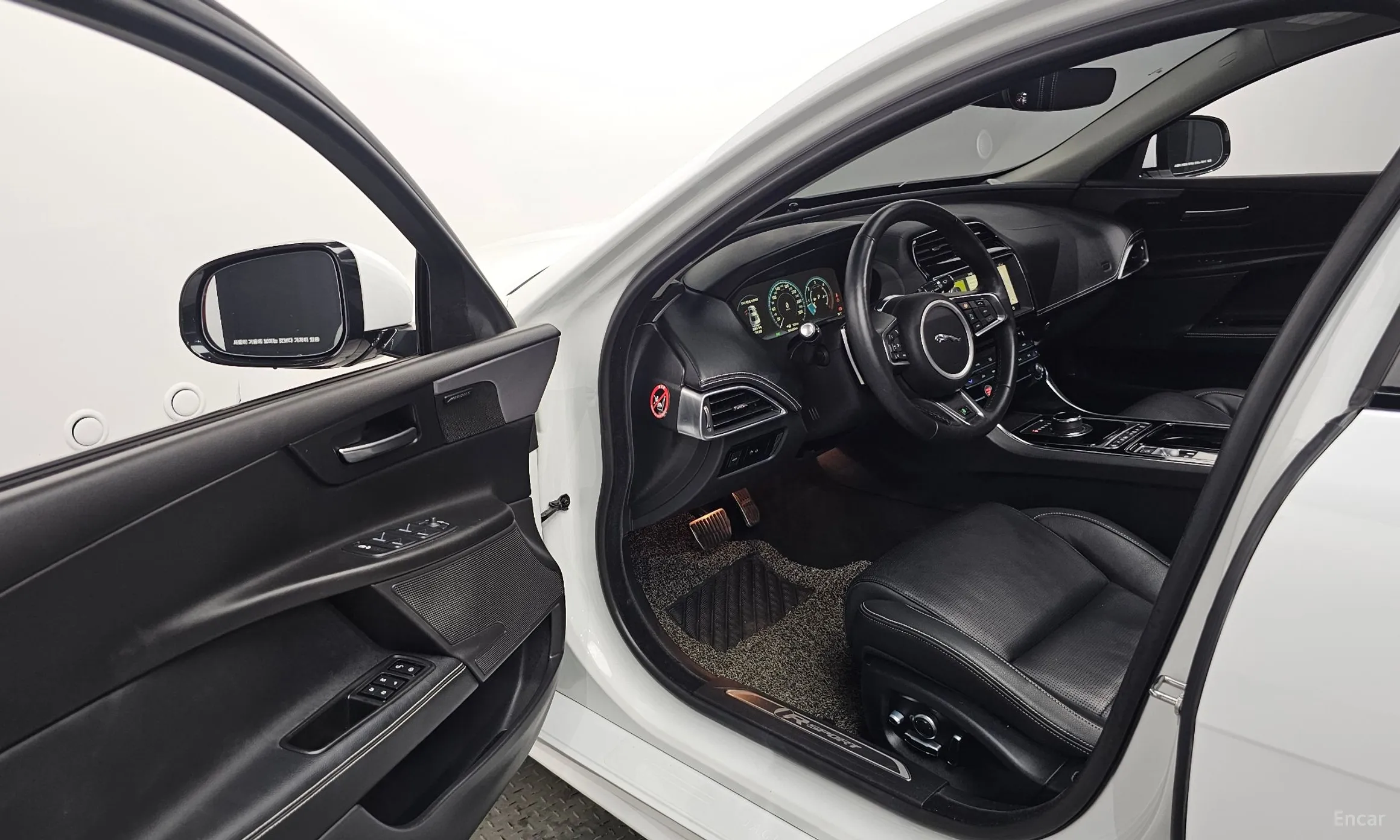 Jaguar XE превью 10
