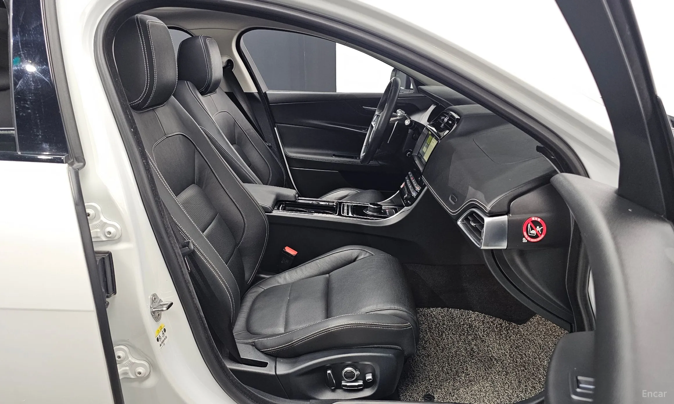 Jaguar XE превью 11