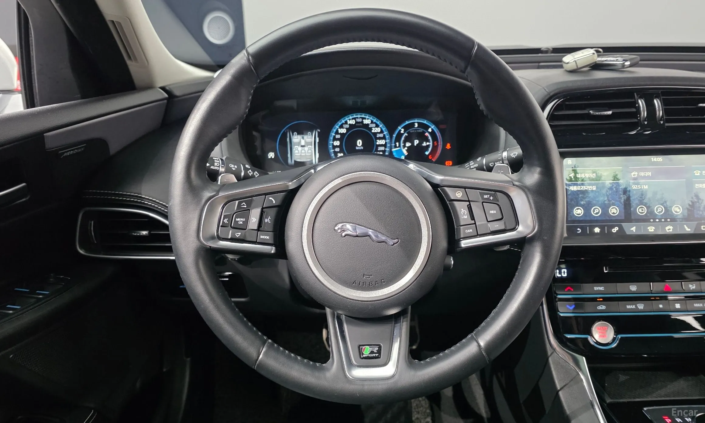 Jaguar XE превью 15