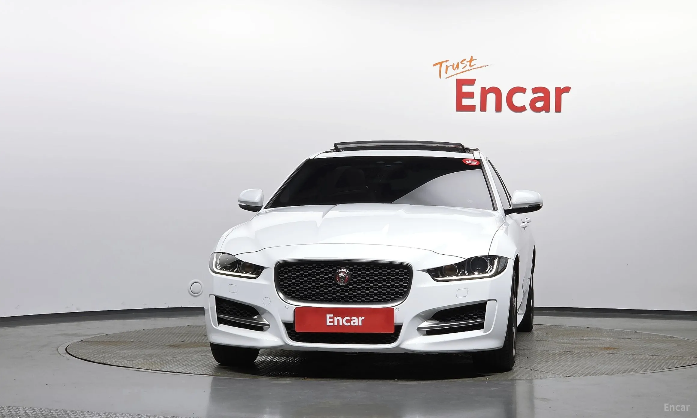 Jaguar XE превью 3