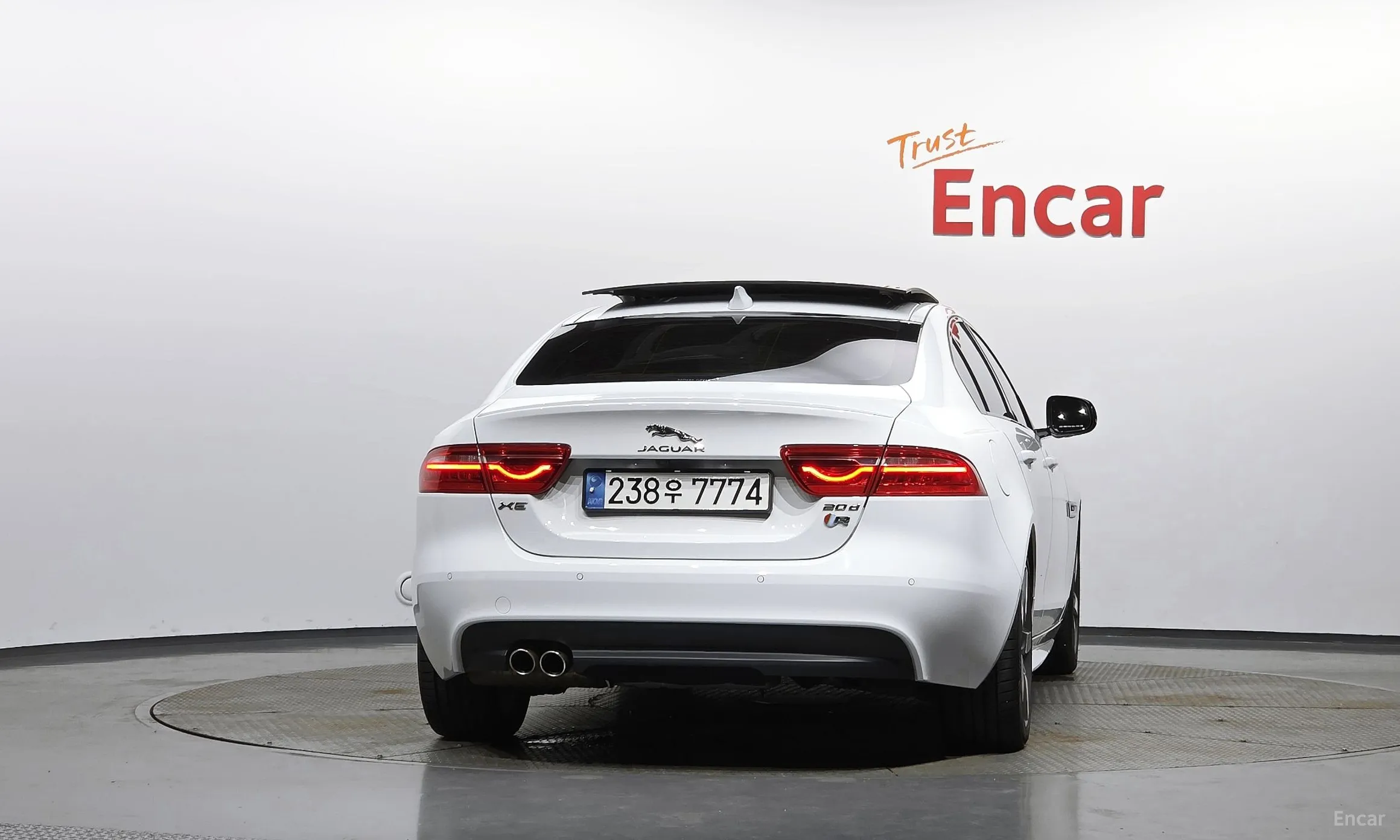 Jaguar XE превью 4