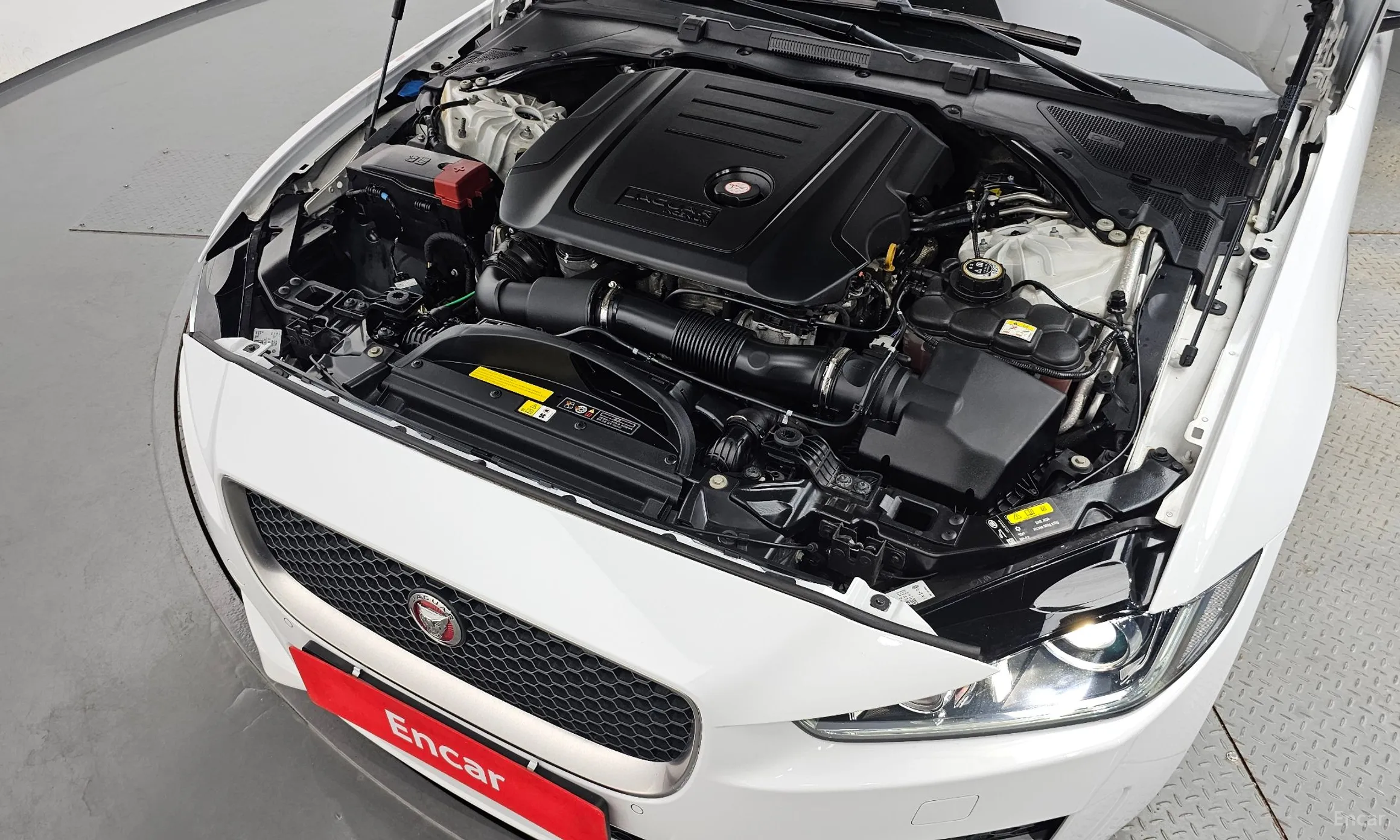 Jaguar XE превью 6