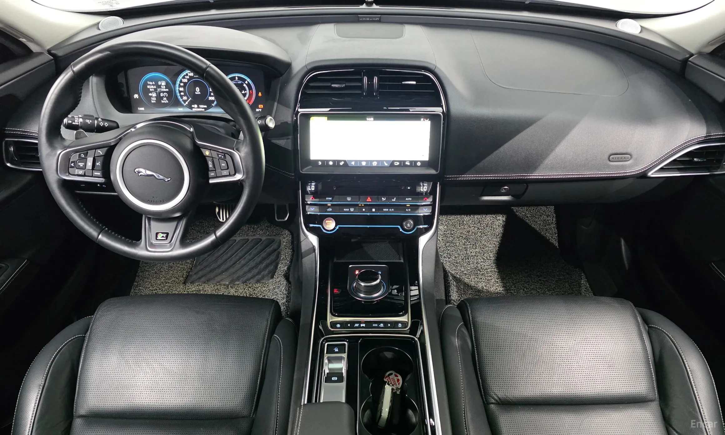 Jaguar XE превью 7