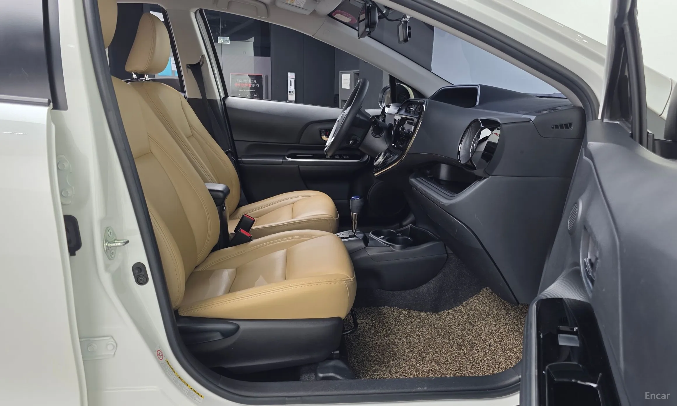 Toyota Prius C превью 11