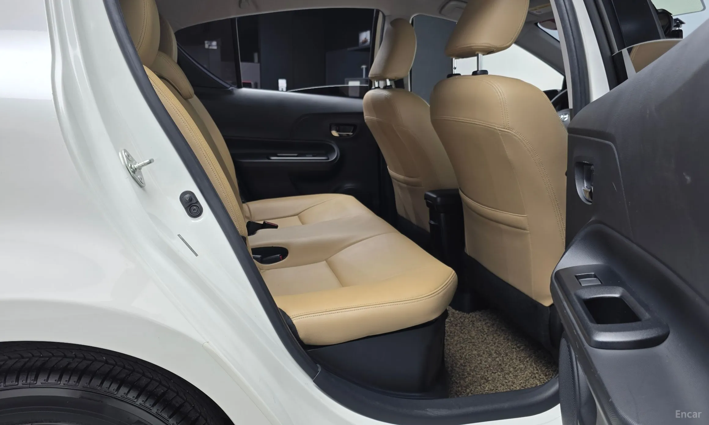 Toyota Prius C превью 12