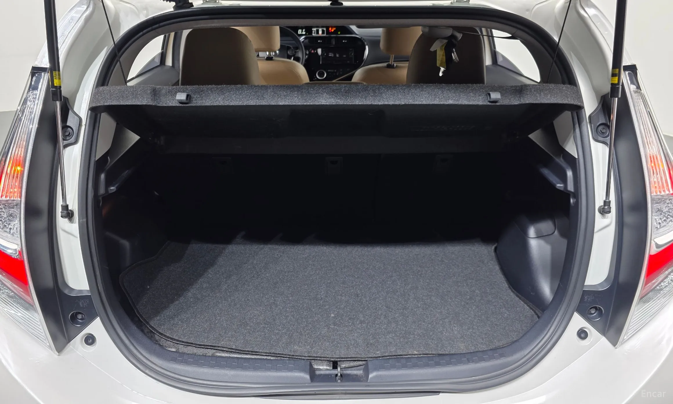 Toyota Prius C превью 20