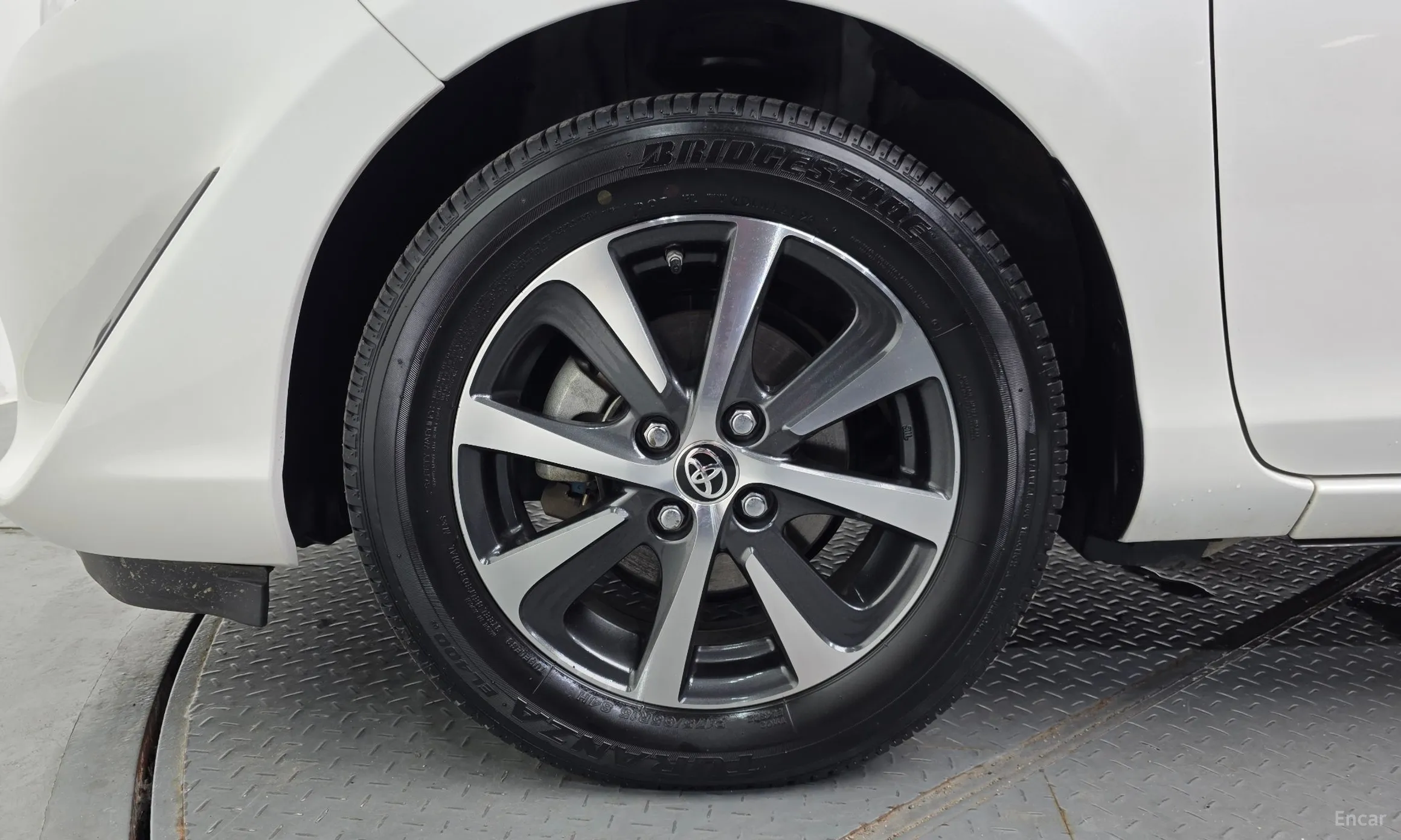 Toyota Prius C превью 5