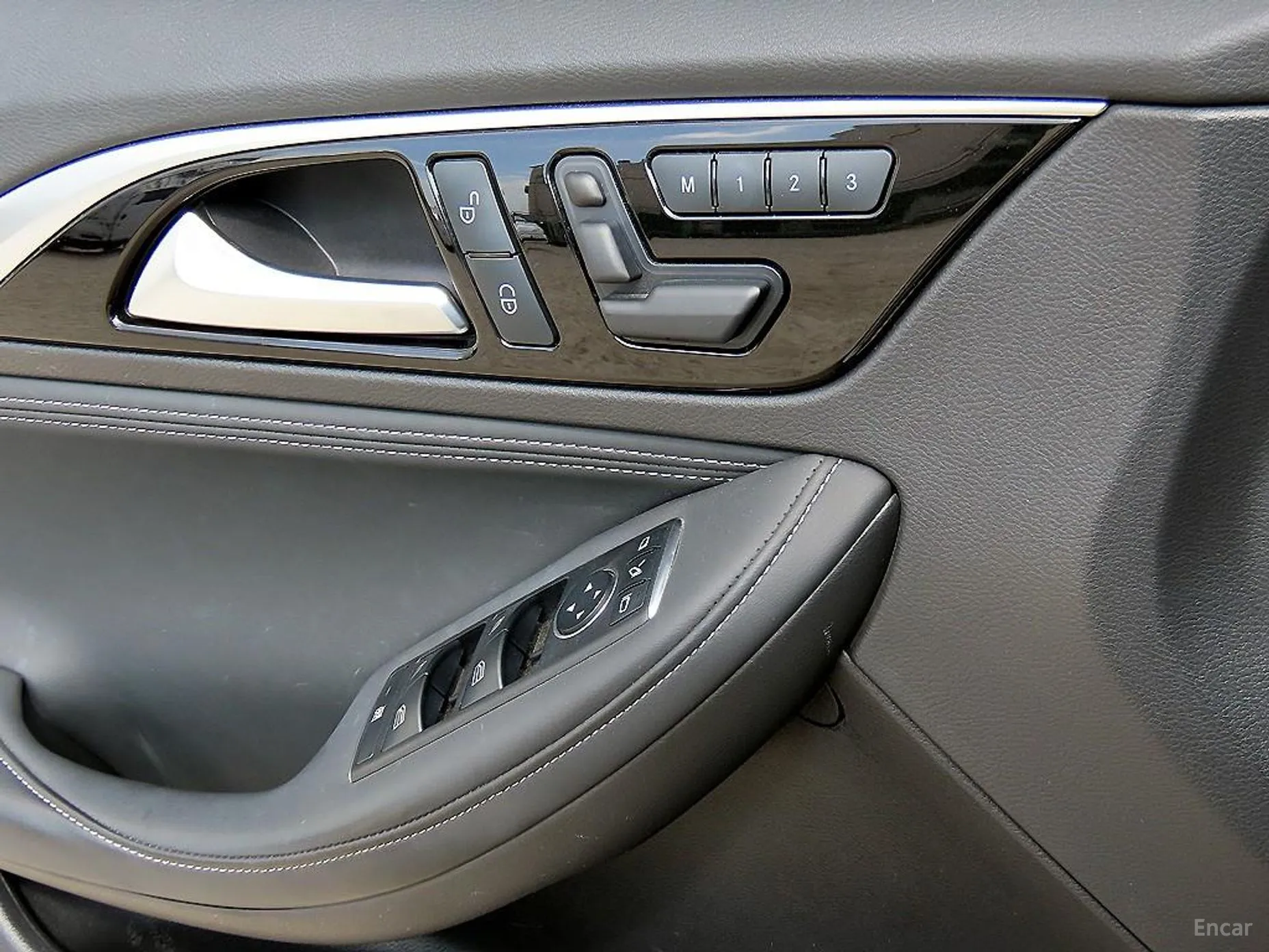 Infiniti Q30 превью 11