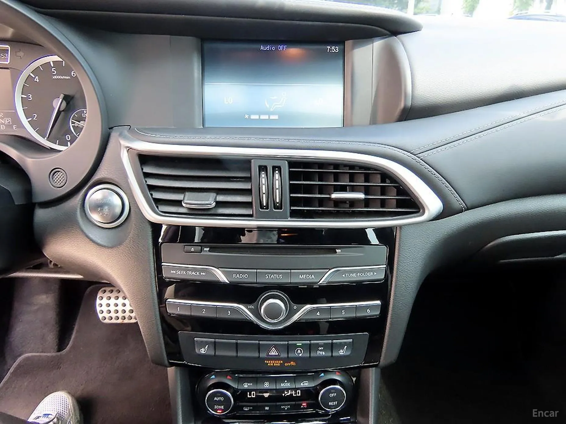 Infiniti Q30 превью 13