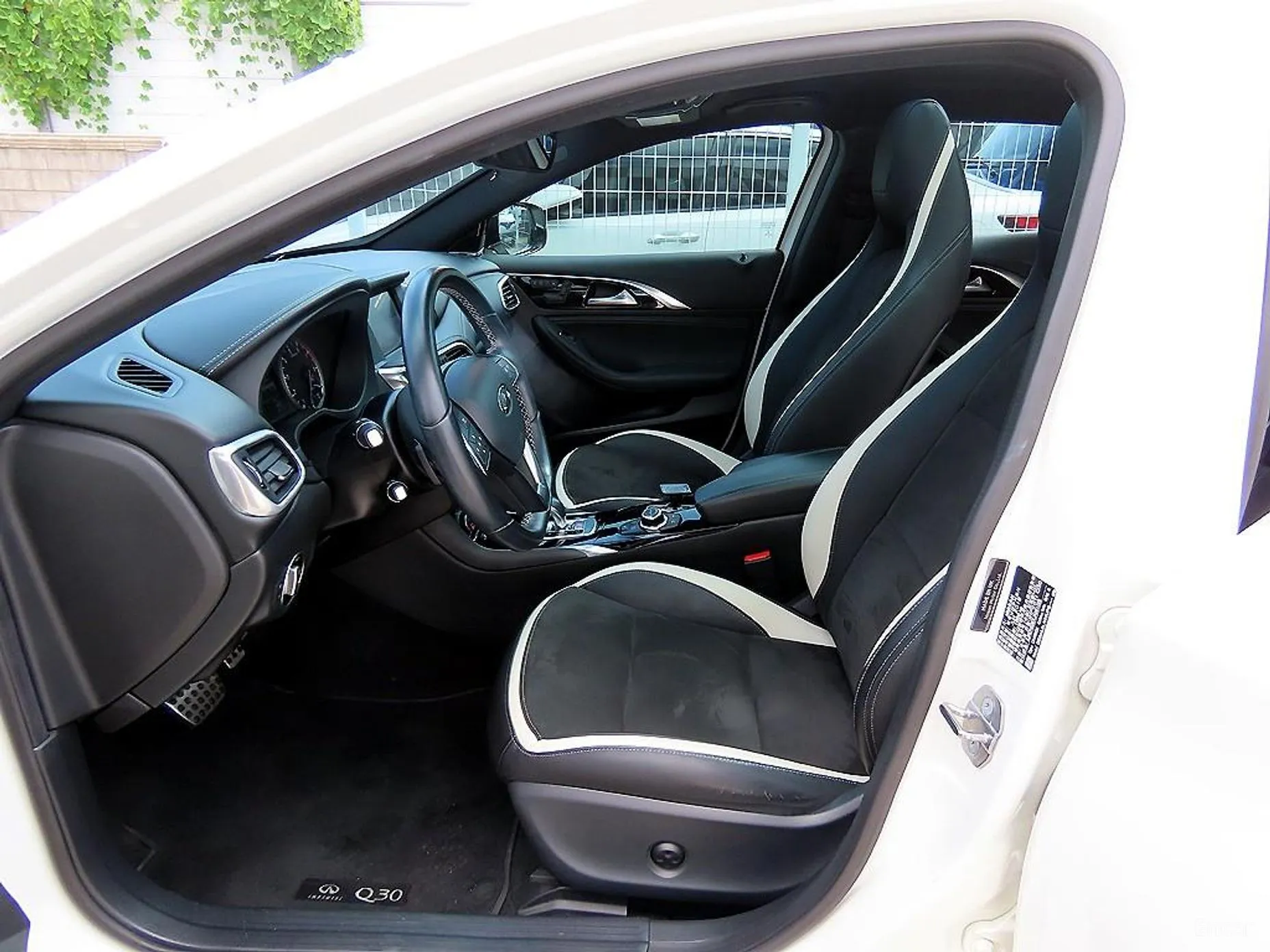 Infiniti Q30 превью 5