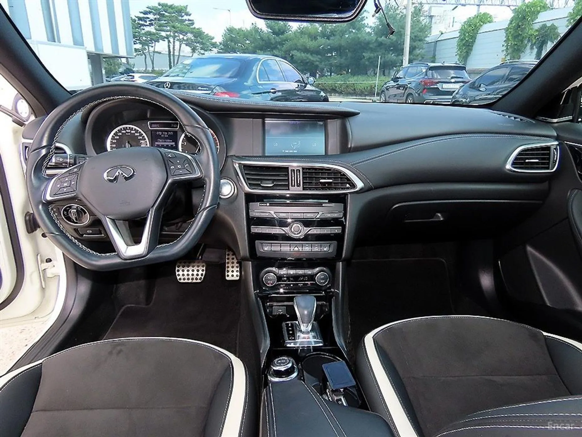 Infiniti Q30 превью 7