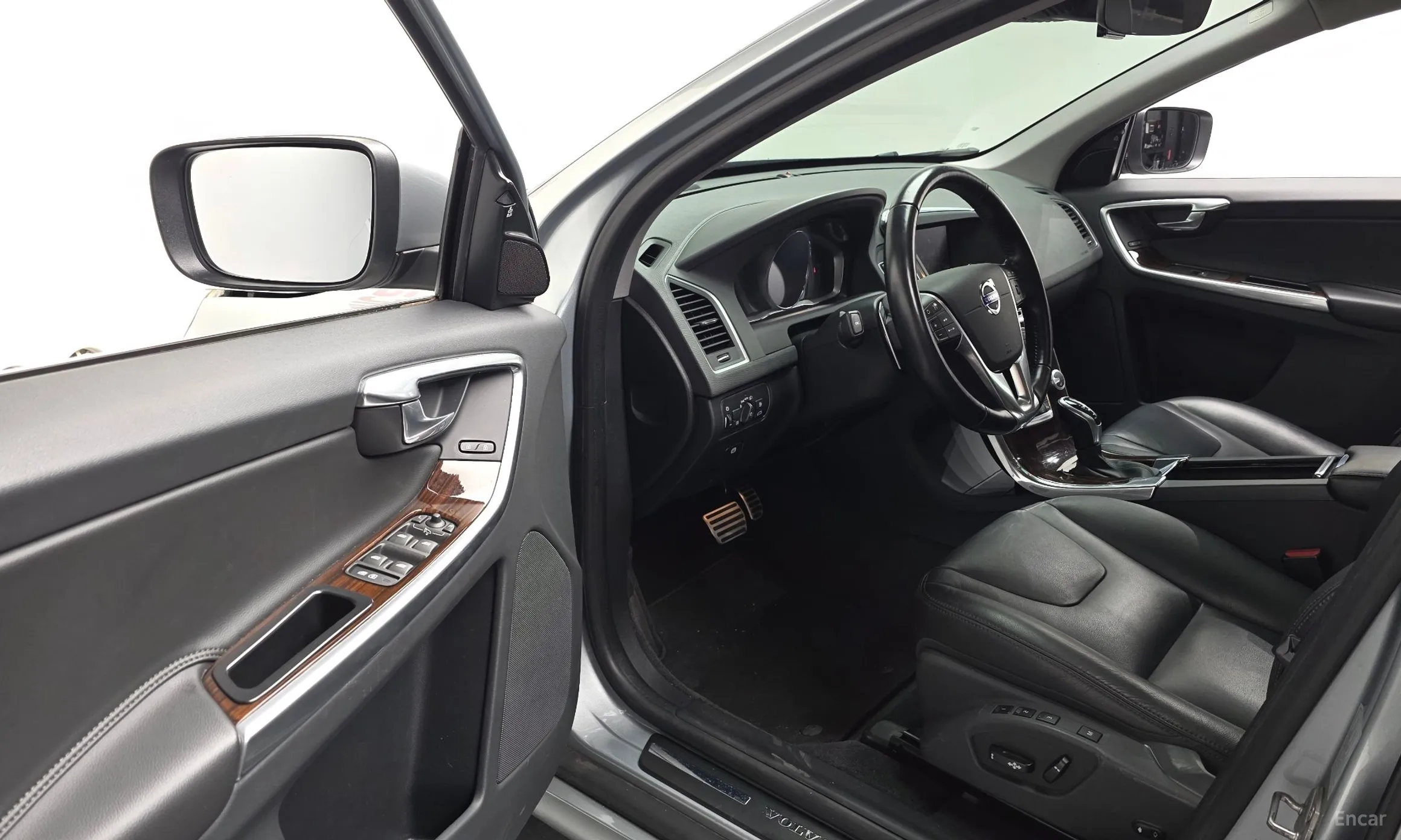 Volvo XC60 превью 10