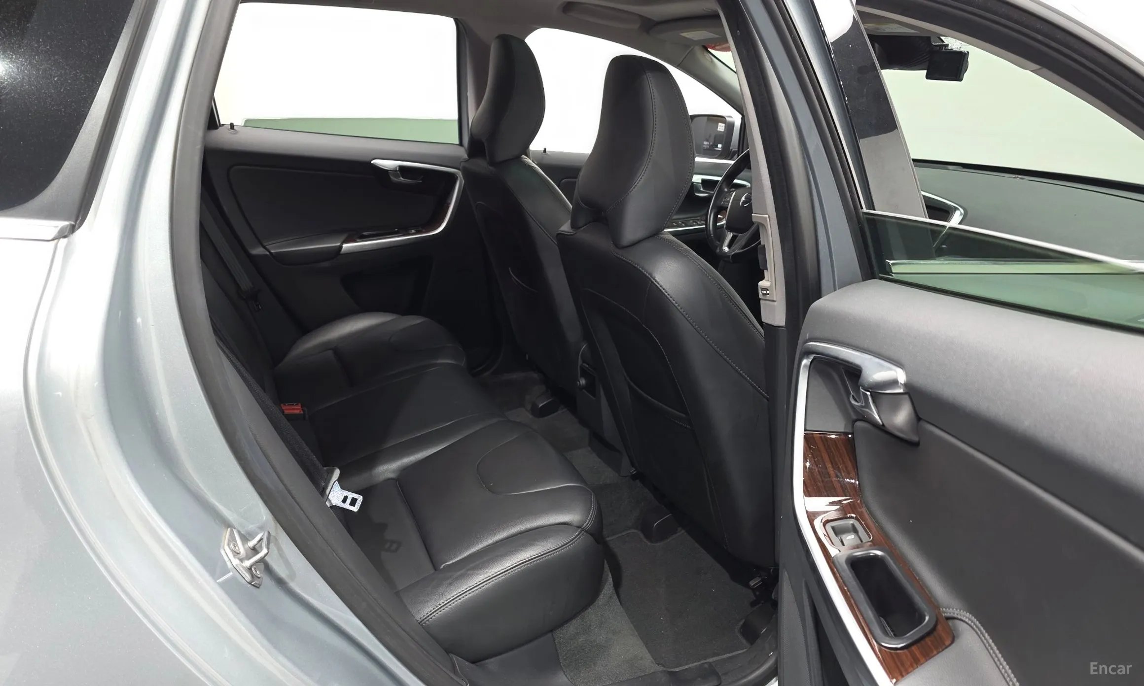 Volvo XC60 превью 11