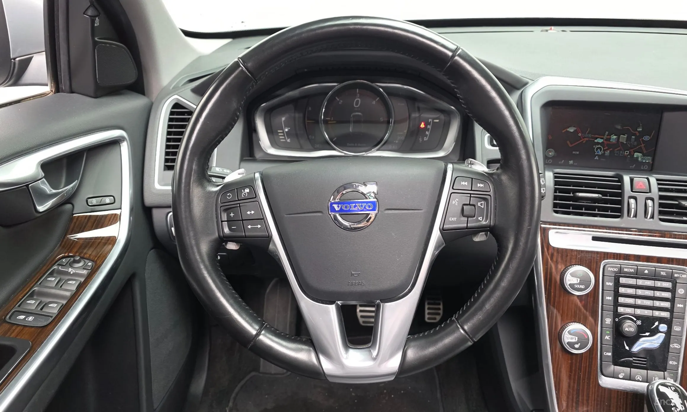 Volvo XC60 превью 13