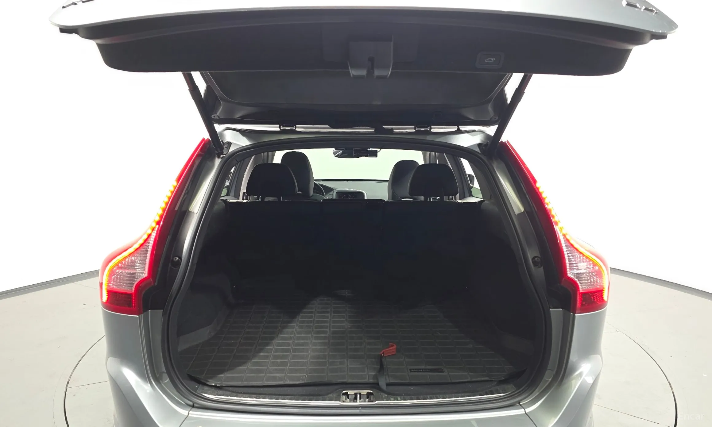 Volvo XC60 превью 20