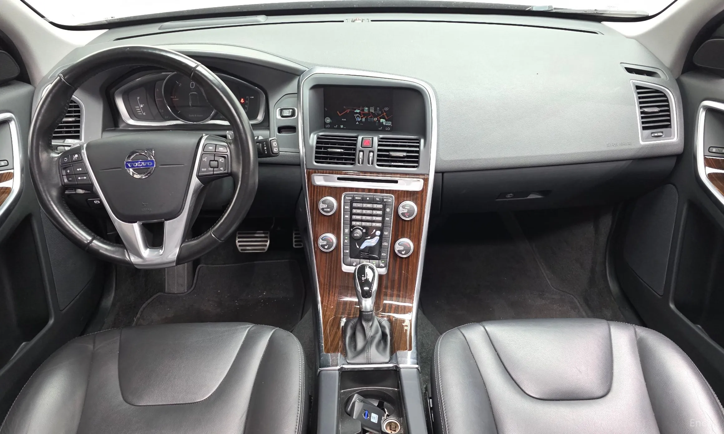 Volvo XC60 превью 7