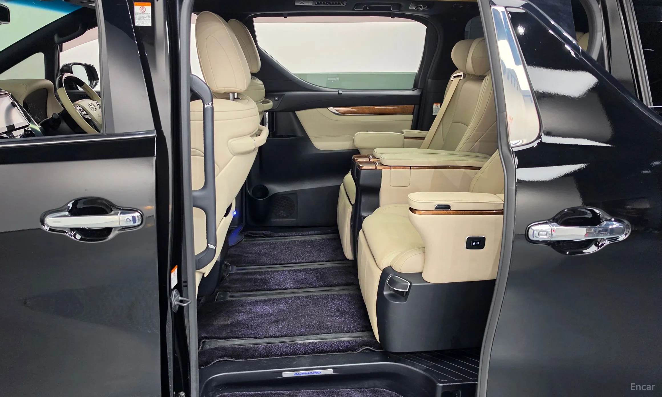 Toyota Alphard превью 11