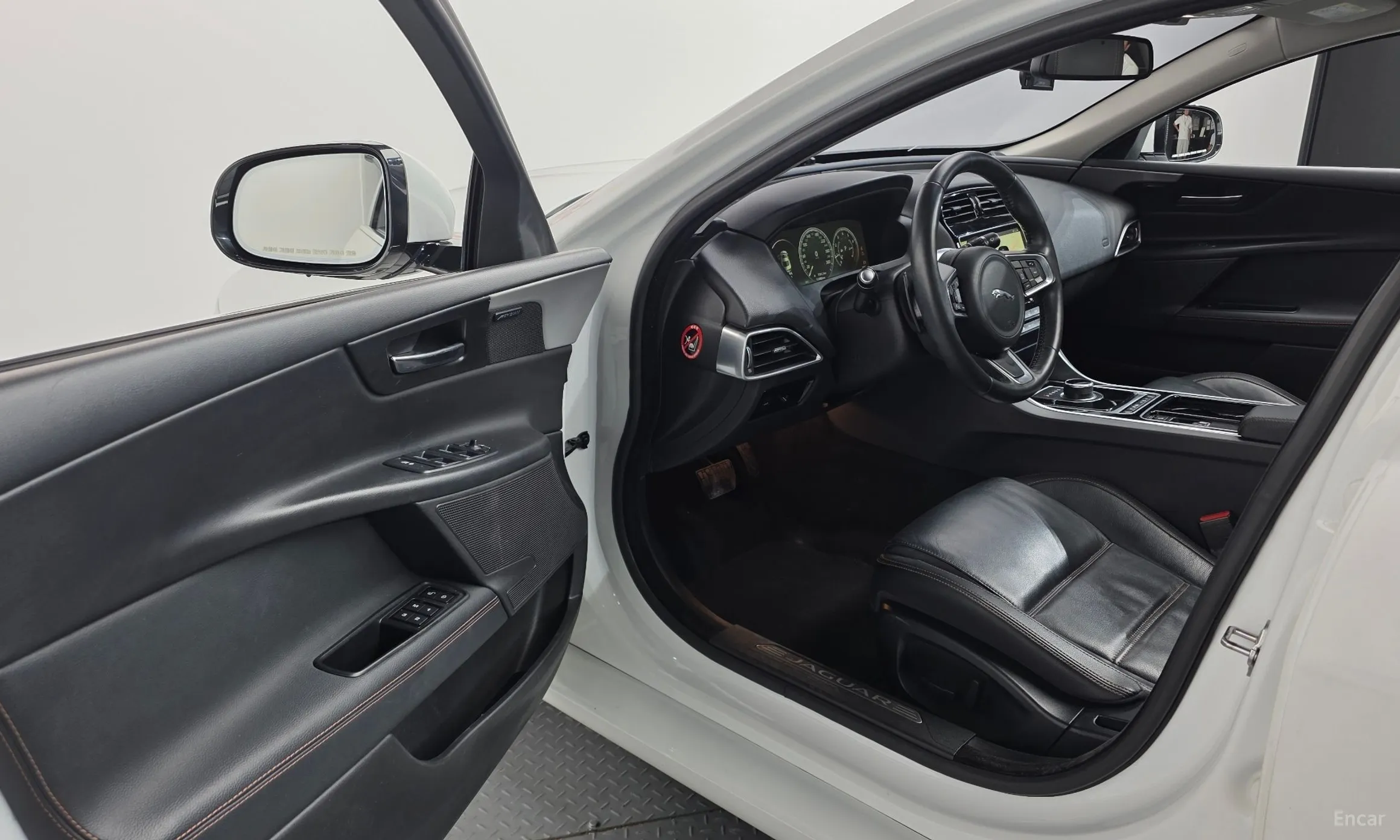 Jaguar XE превью 10