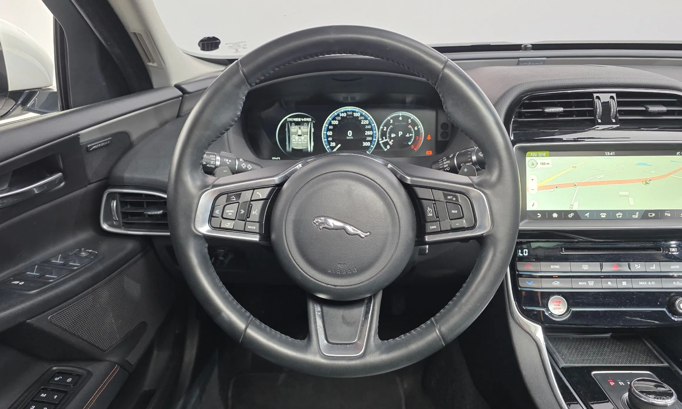 Jaguar XE превью 13