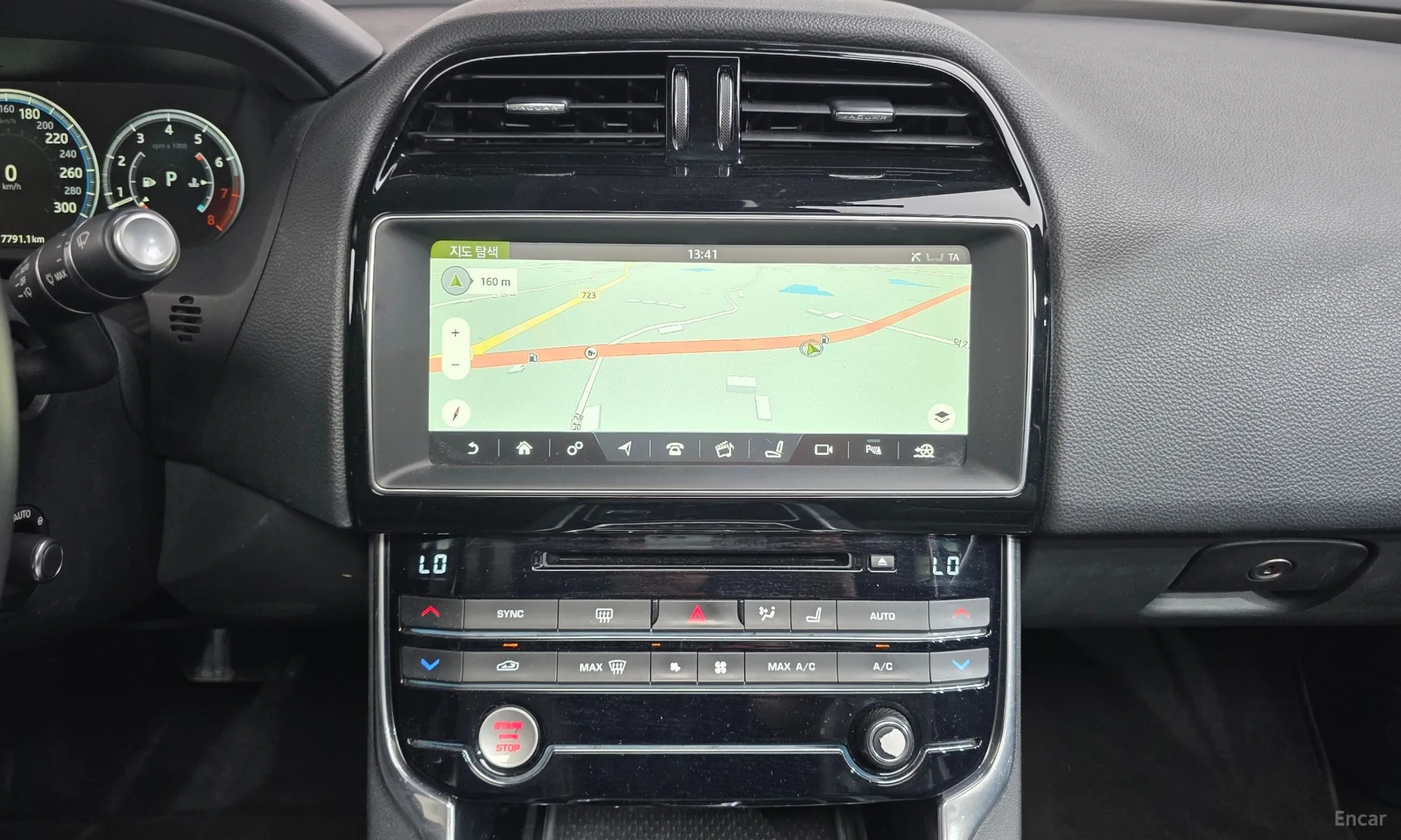 Jaguar XE превью 14