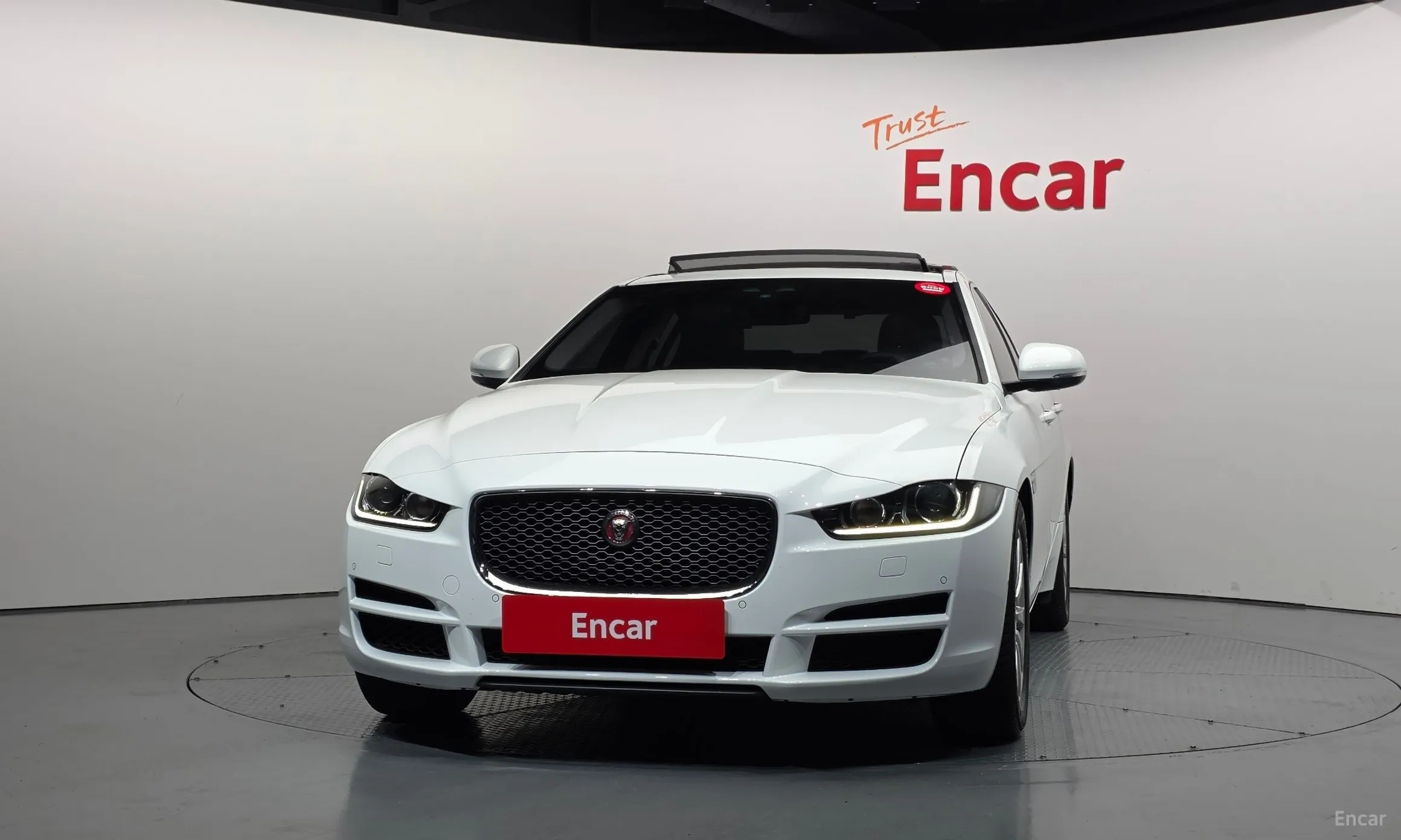 Jaguar XE превью 3