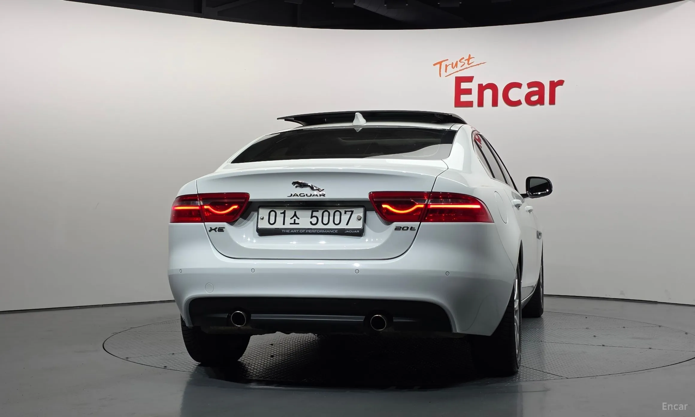Jaguar XE превью 4