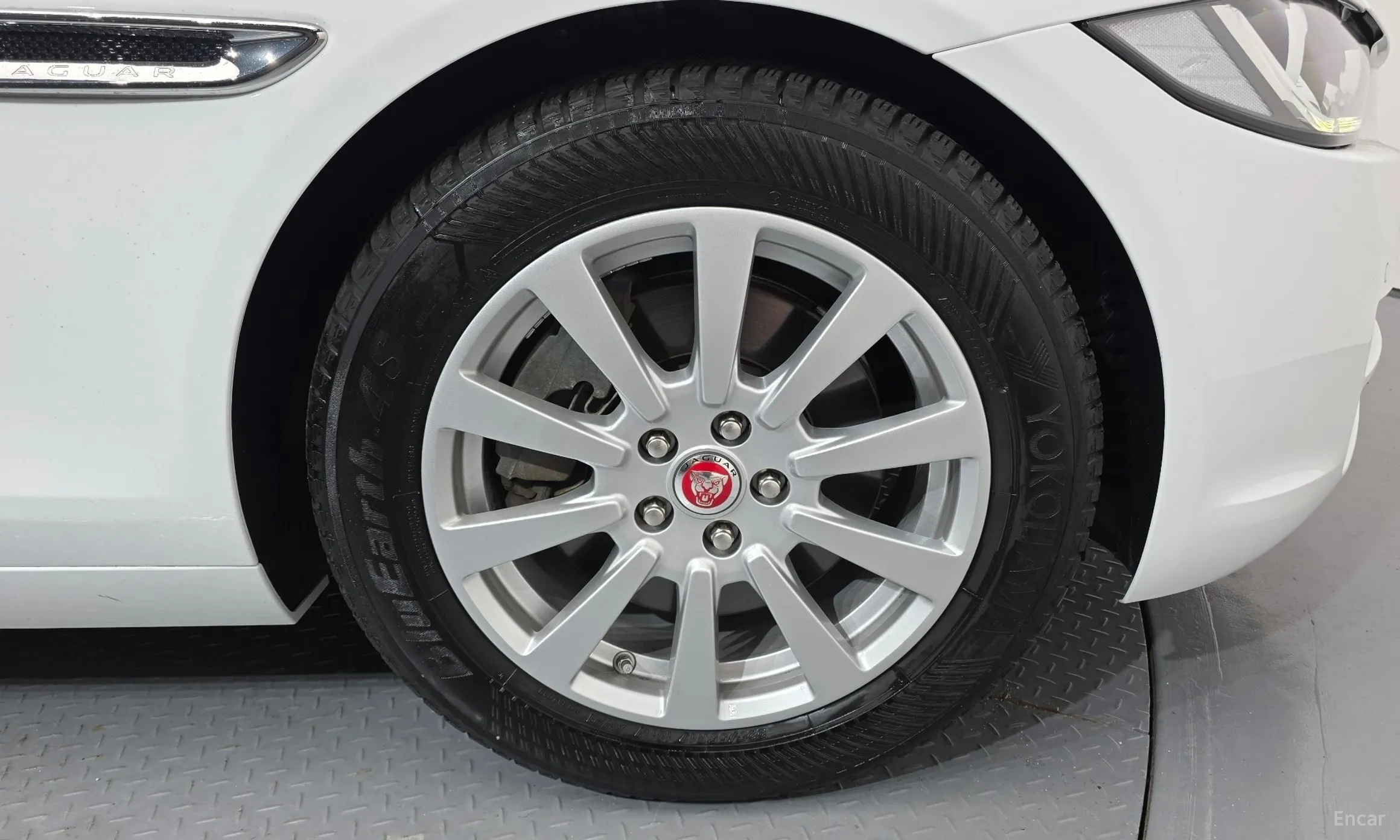 Jaguar XE превью 5