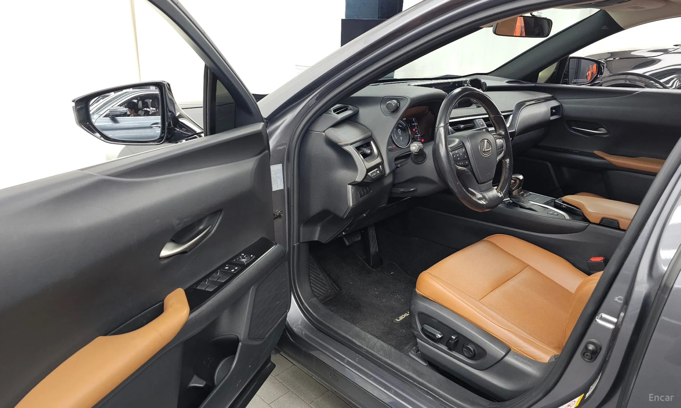 Lexus UX250h превью 10