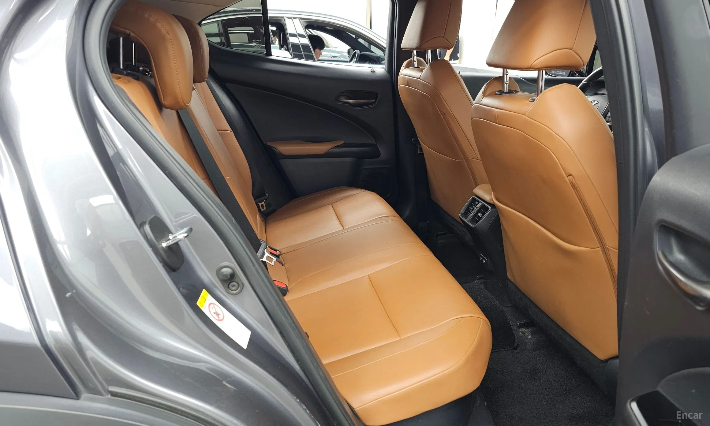 Lexus UX250h превью 11