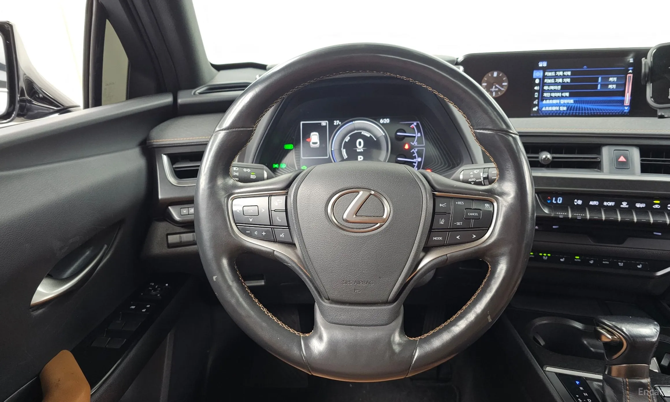Lexus UX250h превью 12