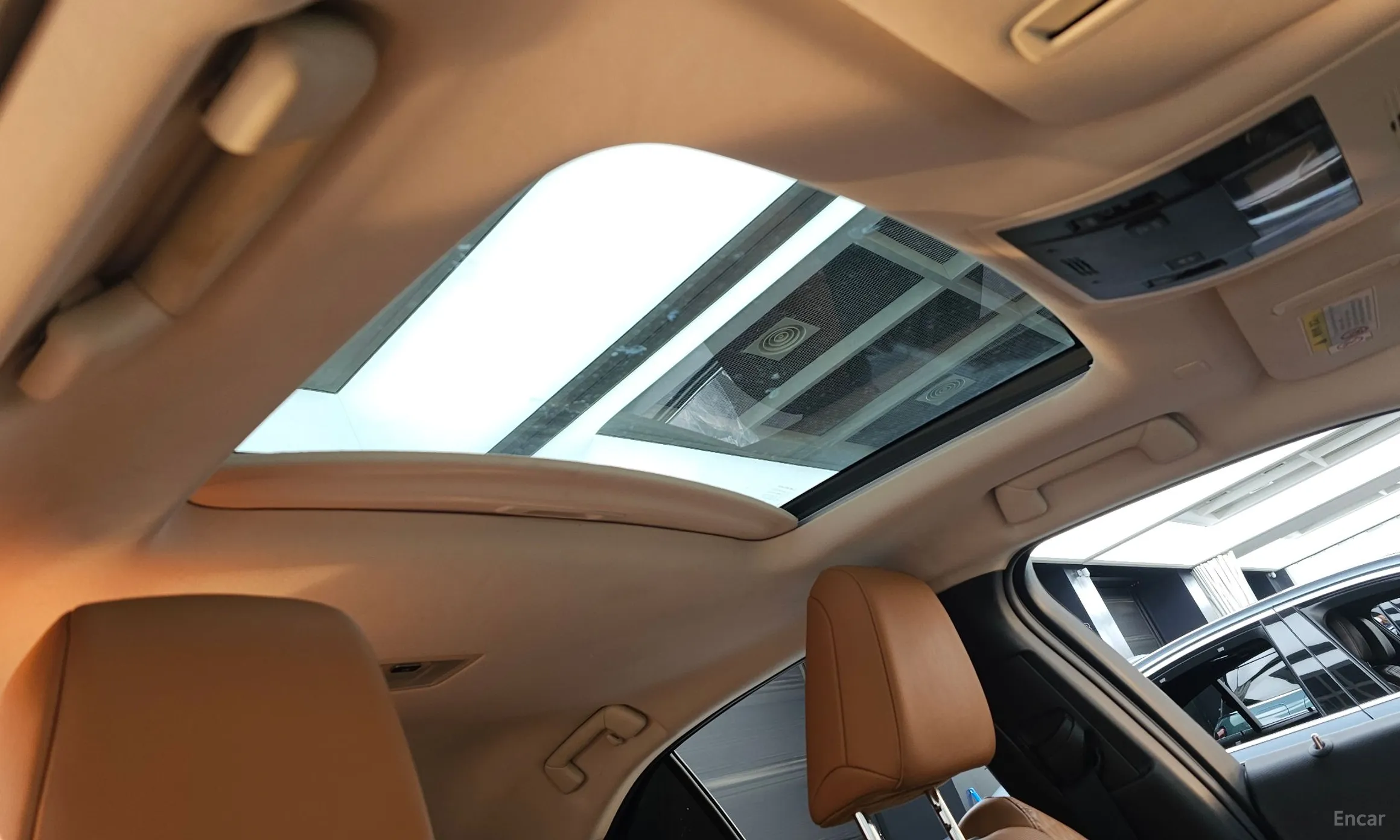 Lexus UX250h превью 16