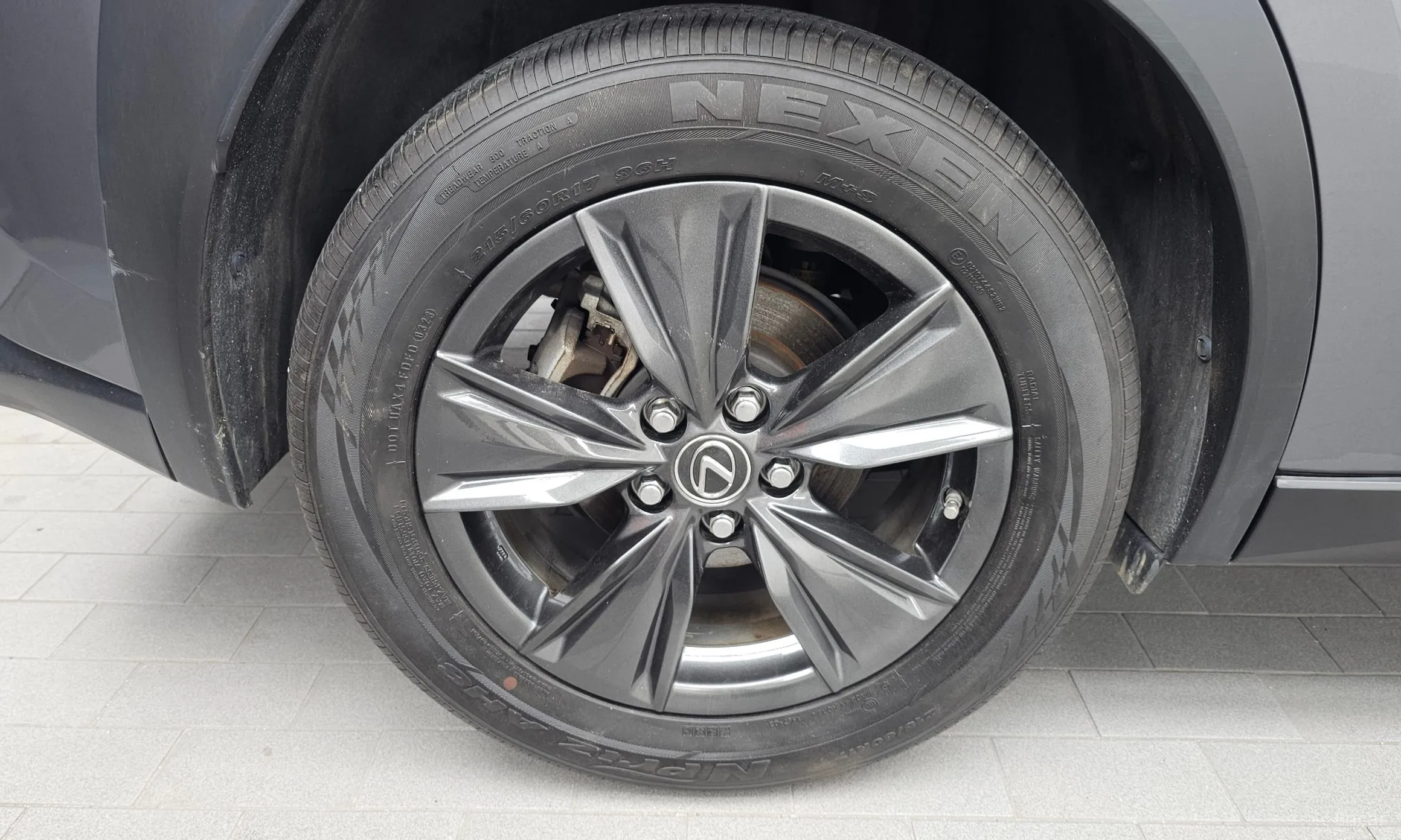 Lexus UX250h превью 5