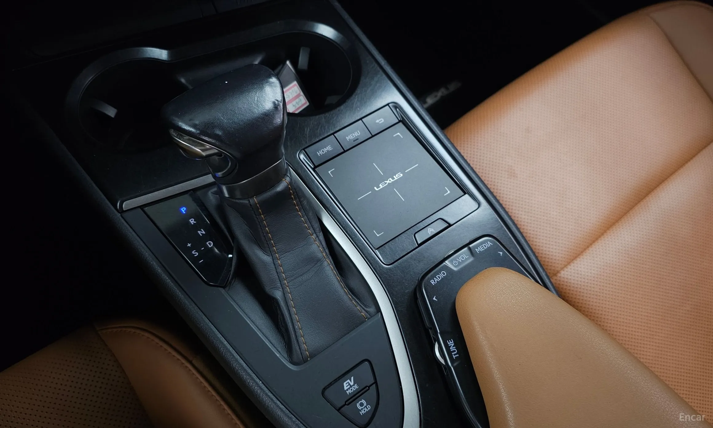 Lexus UX250h превью 9